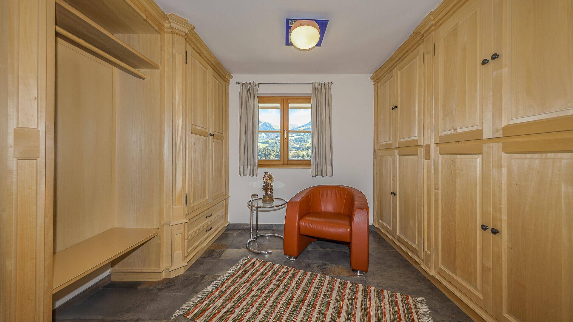 Raum mit Einbauschränken, Fenster und Blick auf die umliegende Landschaft.