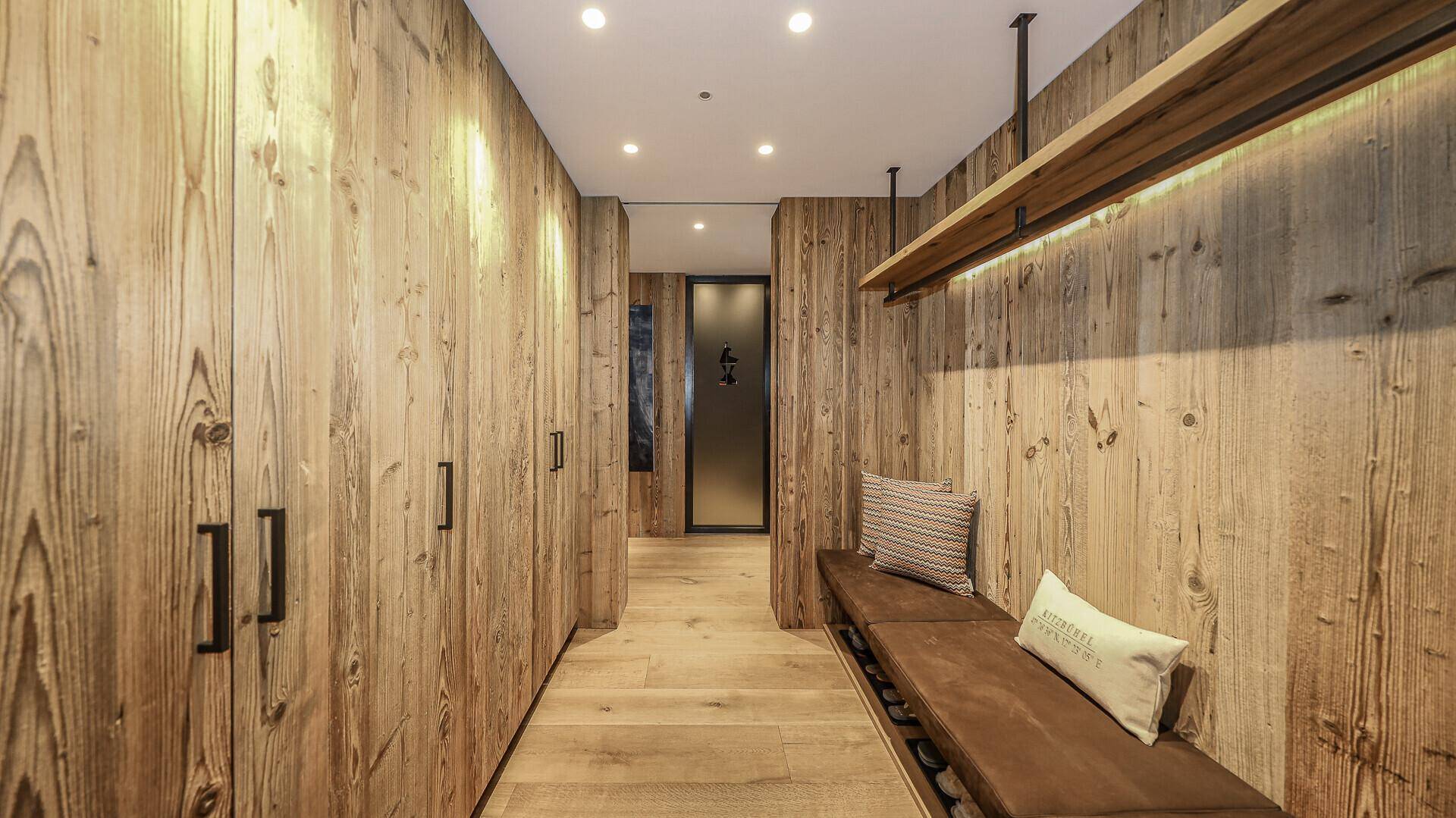 Geräumiger Flur mit integrierten Holzschränken und einer Sitzbank, ideal für Garderobe.