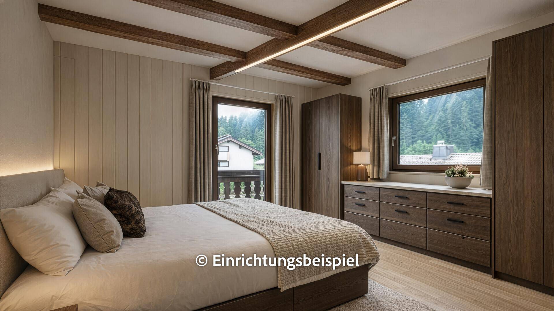 Elegantes Schlafzimmer mit Holzbalken, Einbauschrank und Zugang zum Balkon.