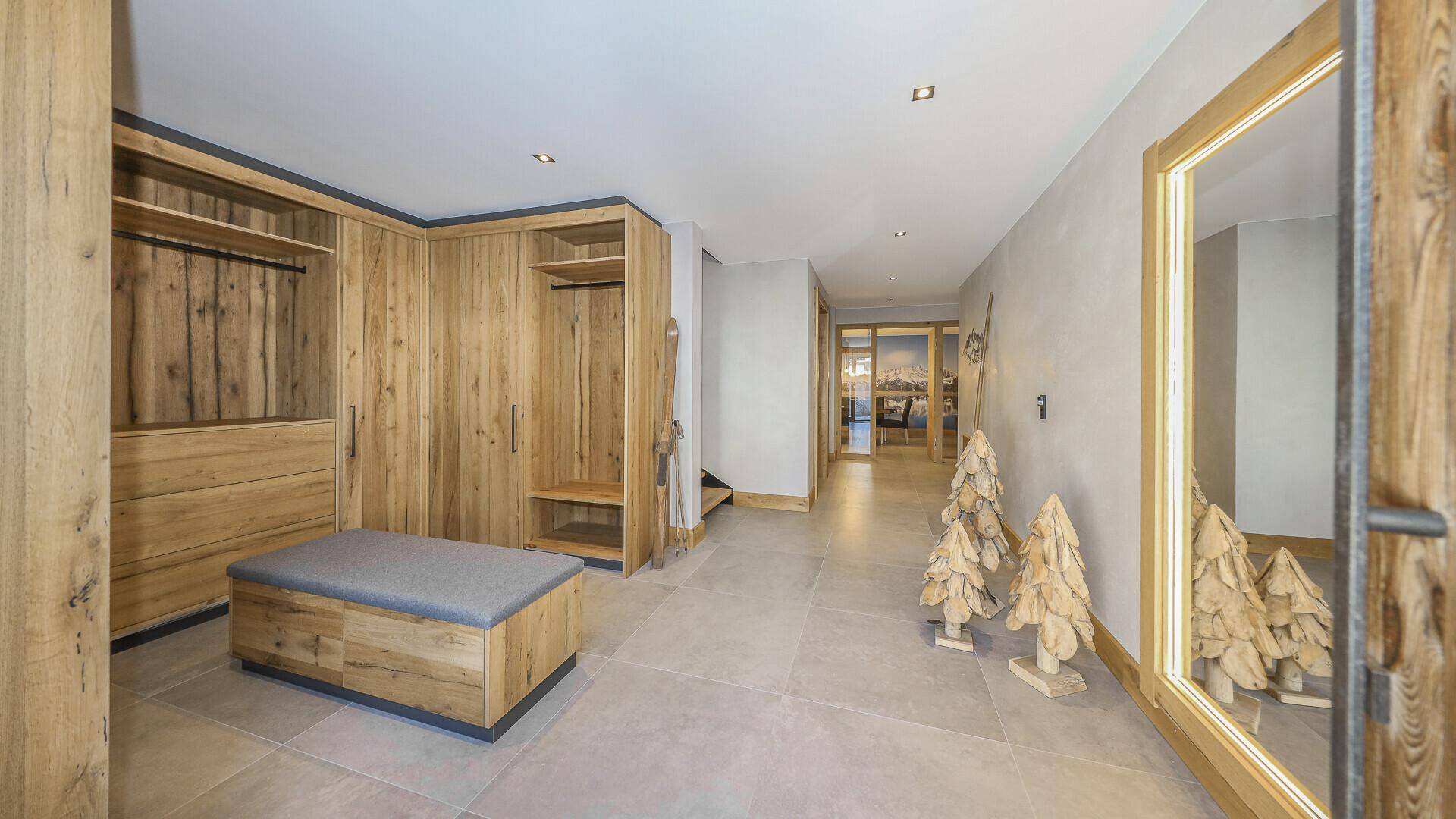 Geräumiger Flur mit Einbauschränken aus Holz und großem Spiegel.