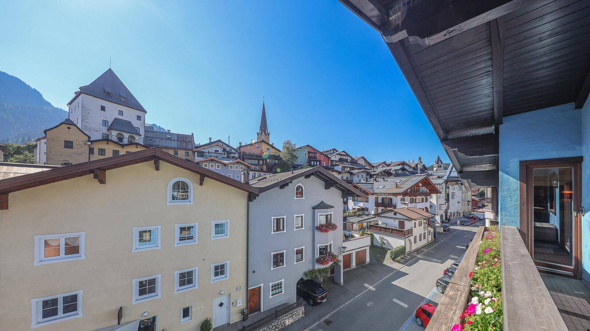 KITZIMMO-Dachgeschosswohnung mit Lift und Tiefgarage im Zentrum - Immobilien Kitzbühel.