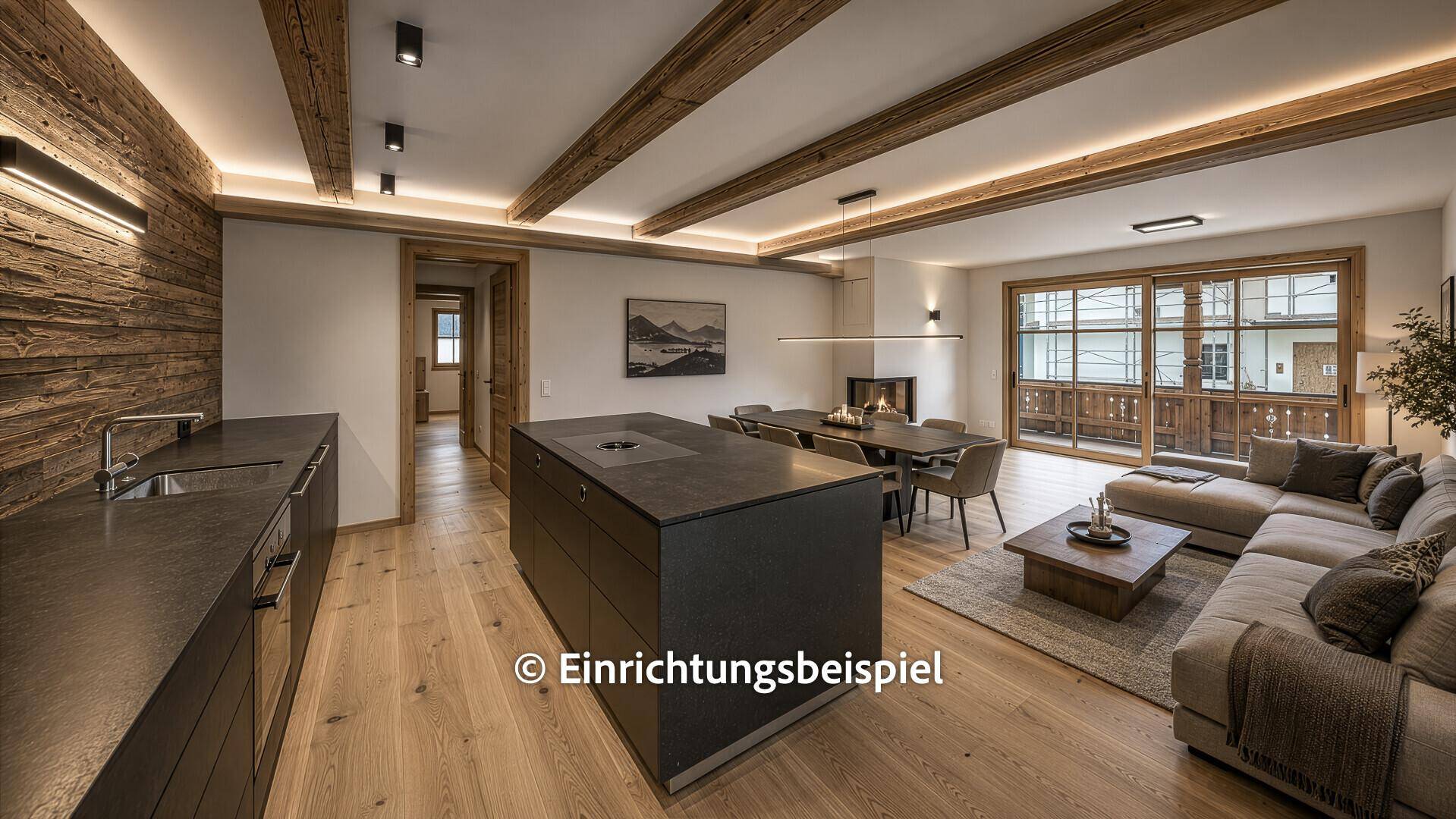 Gemütlicher Wohn-Essbereich mit Holzbalken, Kamin und moderner Einrichtung.