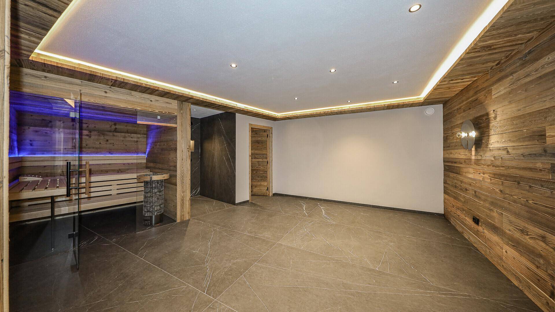 Moderner Wellnessbereich mit Sauna und stilvoller Beleuchtung, ideal zur Erholung.