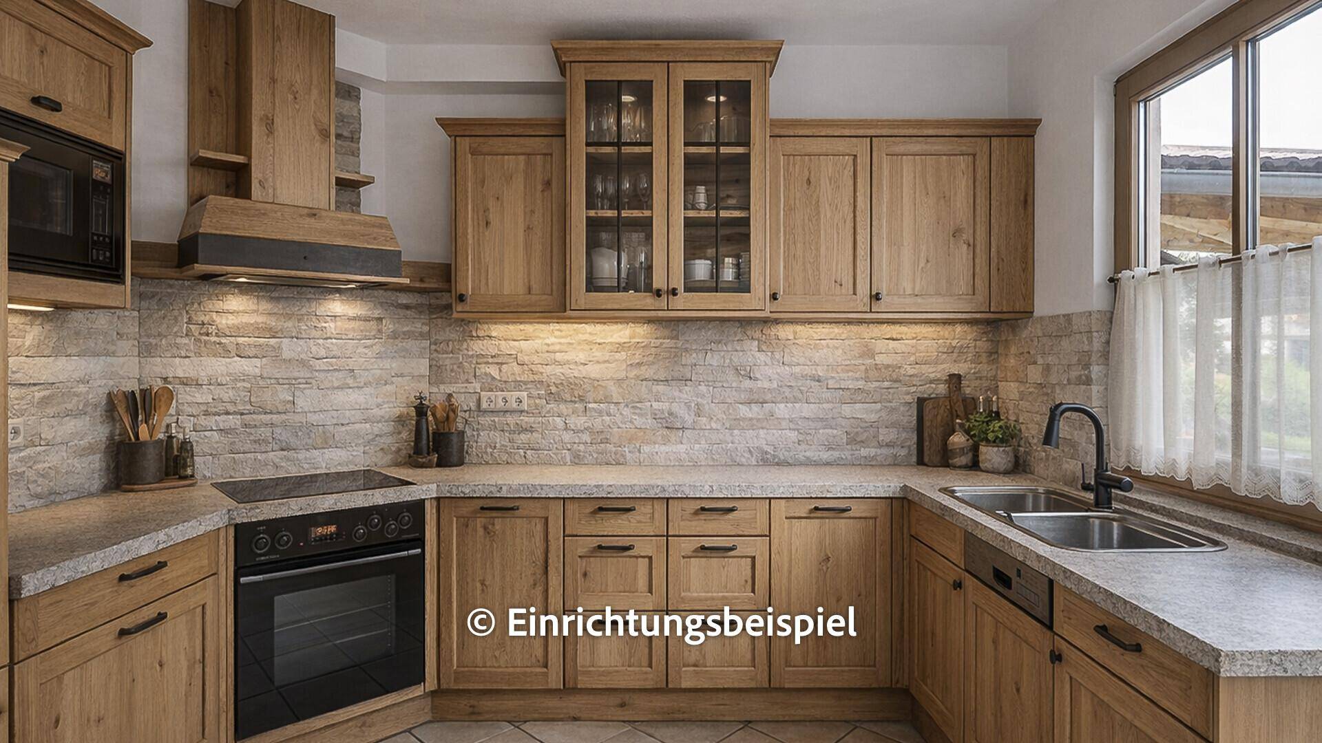 Moderne Holzküche mit Steinrückwand, integrierten Geräten und viel Arbeitsfläche.