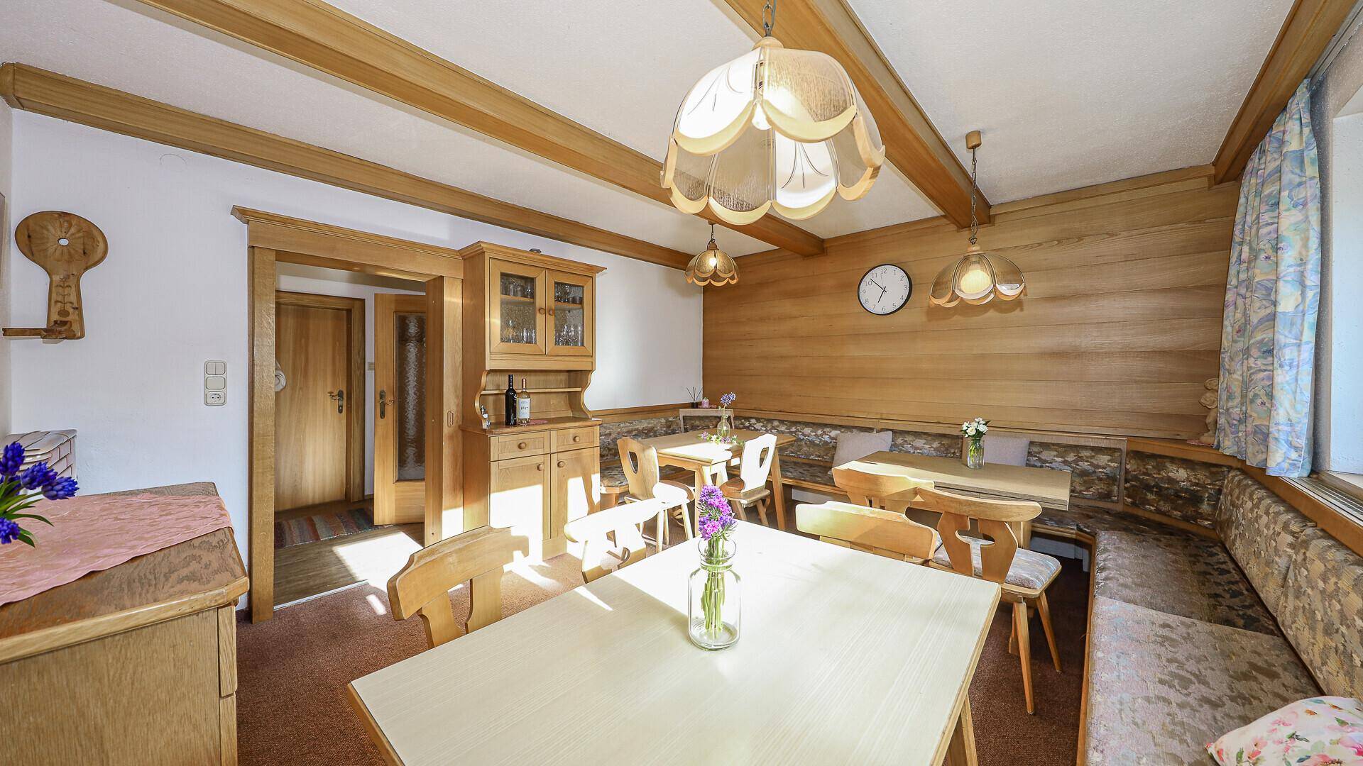 Rustikaler Essbereich im alpinen Stil mit Holzvertäfelung, Eckbank und traditionellen Möbeln.