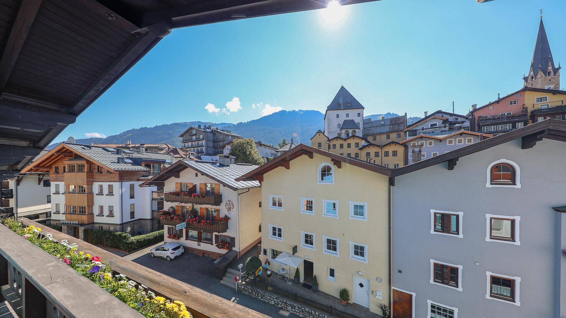 KITZIMMO-Dachgeschosswohnung mit Lift und Tiefgarage im Zentrum - Immobilien Kitzbühel.
