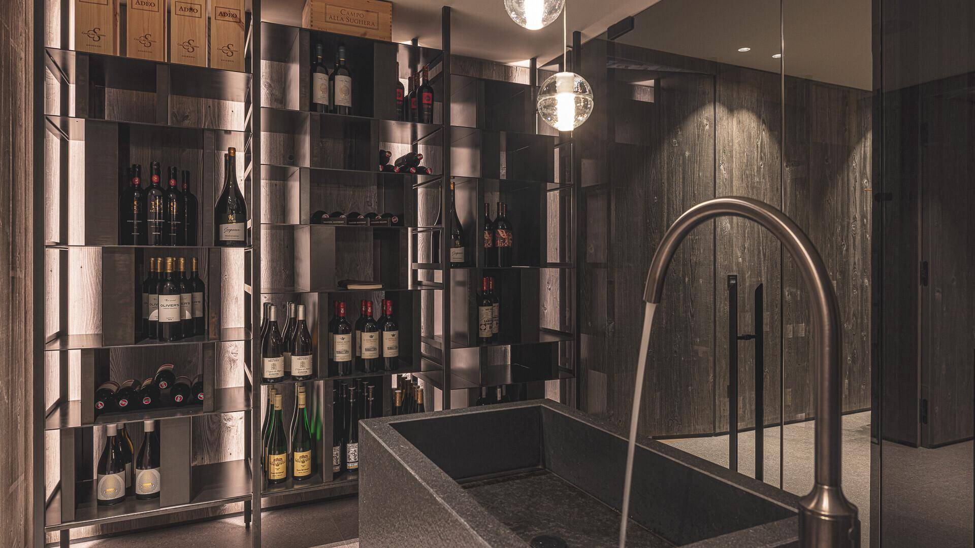 Exklusiver Weinkeller mit modernen Regalen und integriertem Waschbecken.