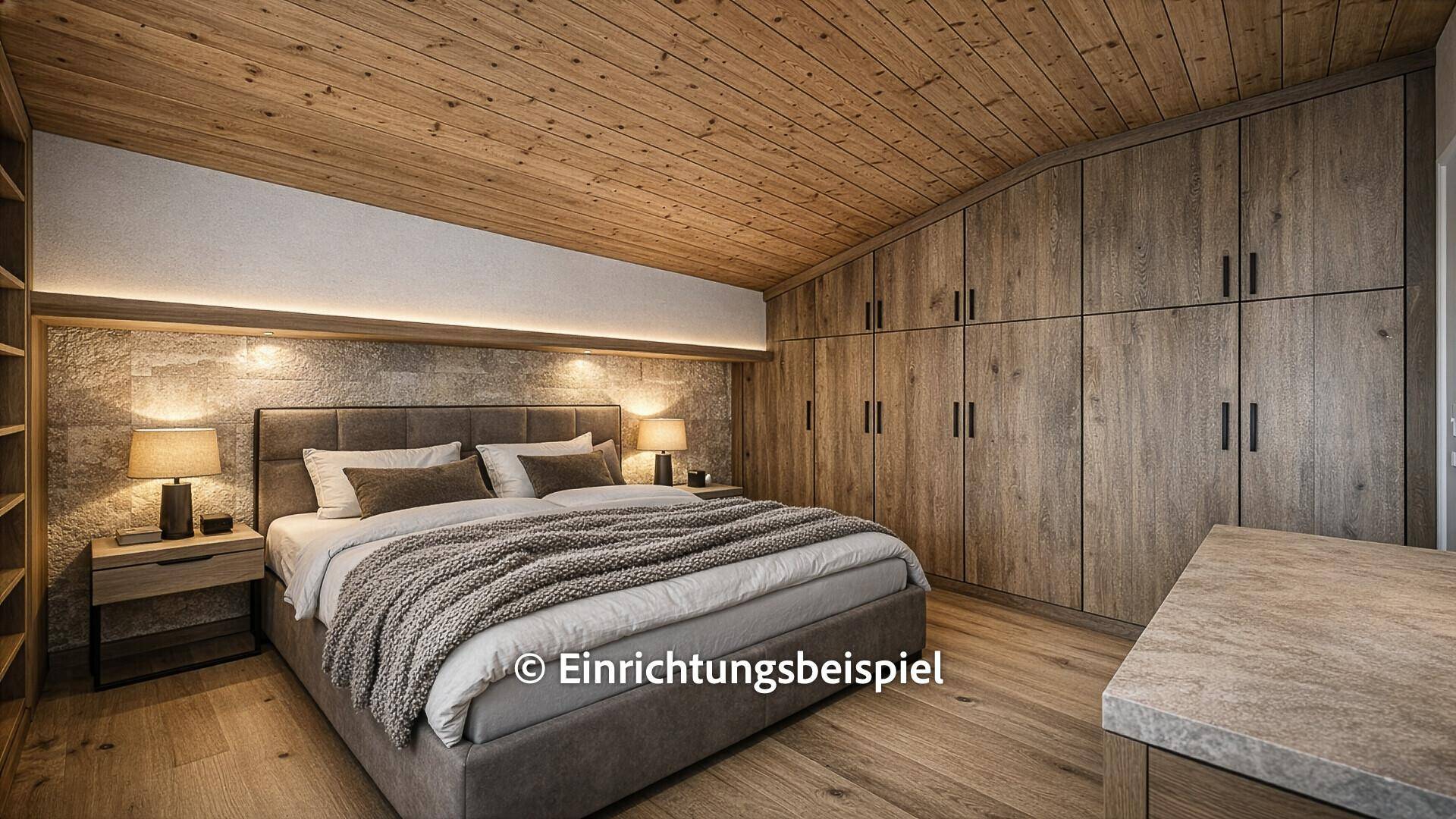 Modernes Schlafzimmer mit Doppelbett, Holzschränken und Holzdecke unter Dachschräge.