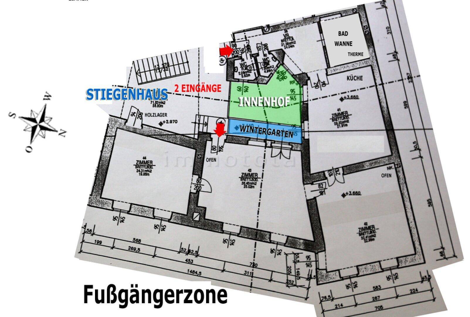 Detaillierter Grundriss mit Innenhof, Wintergarten, Treppenhaus und verschiedenen Zimmern.