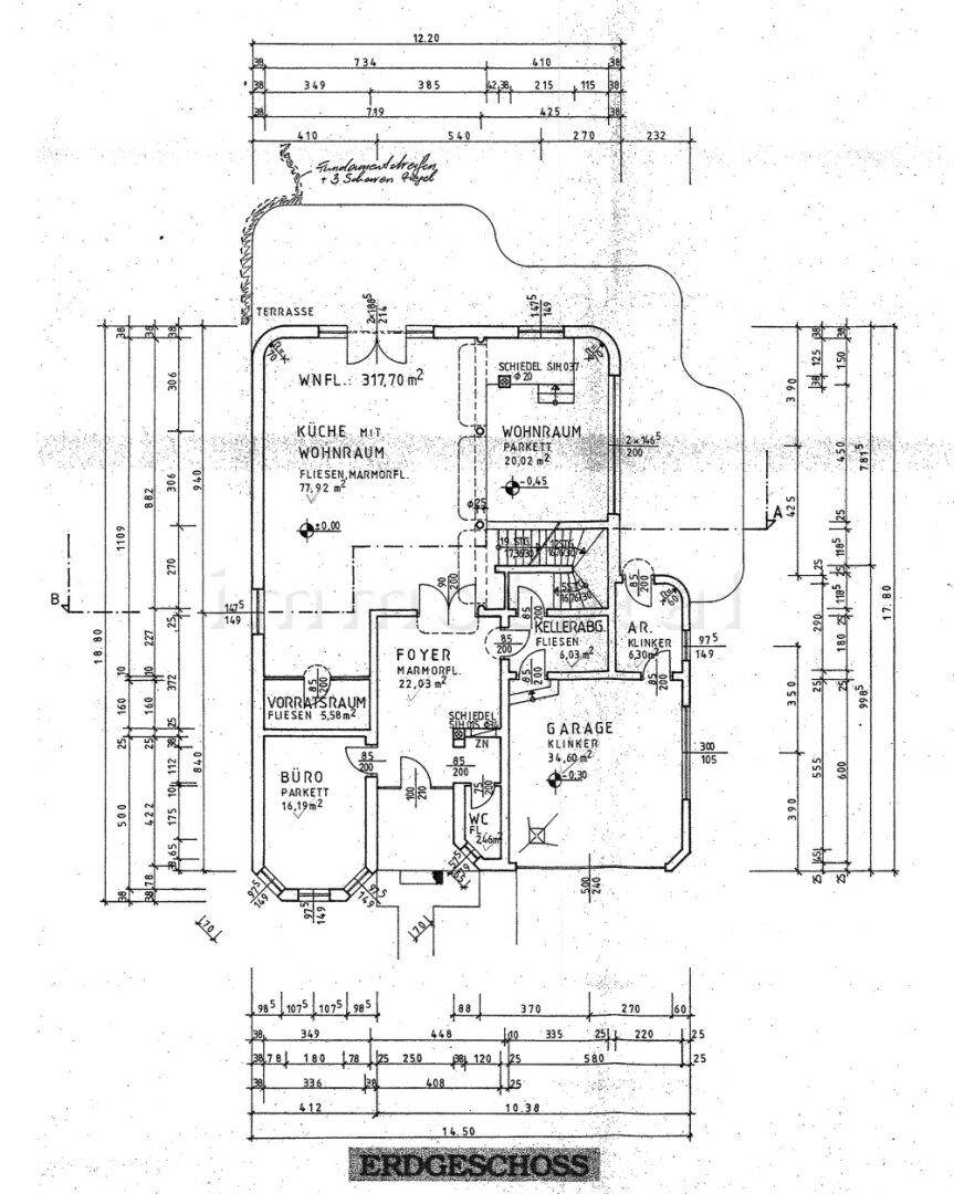Grundriss des Erdgeschosses mit Küche, Wohnraum, Büro, Garage und Terrasse.