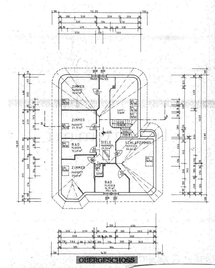Grundriss des Obergeschosses mit mehreren Zimmern, Bädern und einem offenen Luftraum.