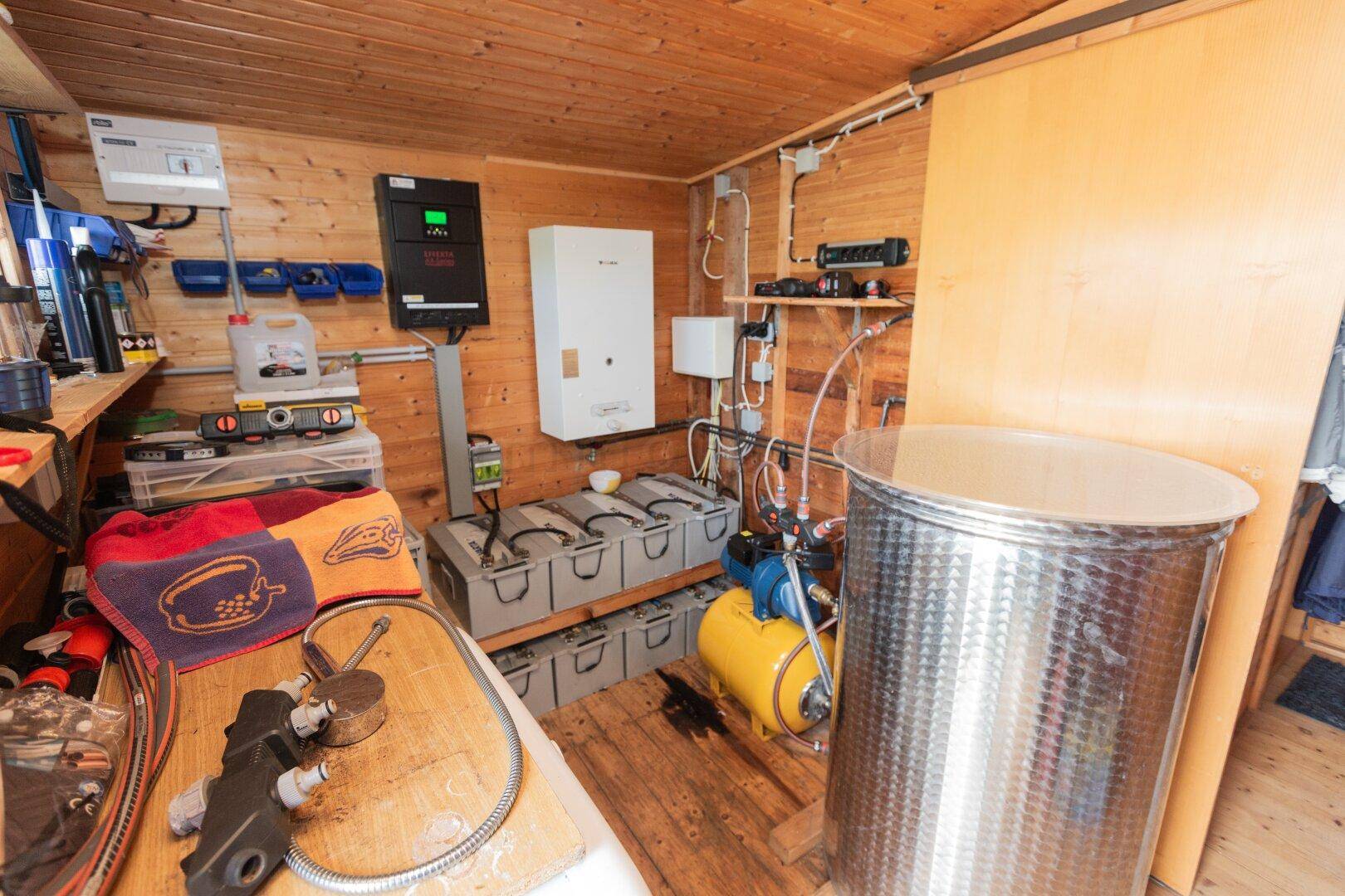 Technikraum mit Batterien, Wechselrichtern und Wasserpumpe für die Versorgung.