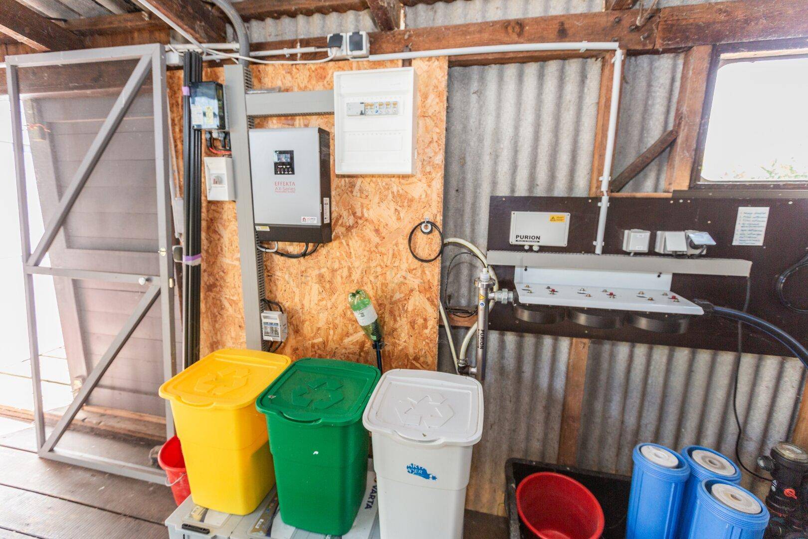 Technikraum im Bootshaus mit elektrischen Anlagen, Wasserfiltersystem und Mülltrennung.