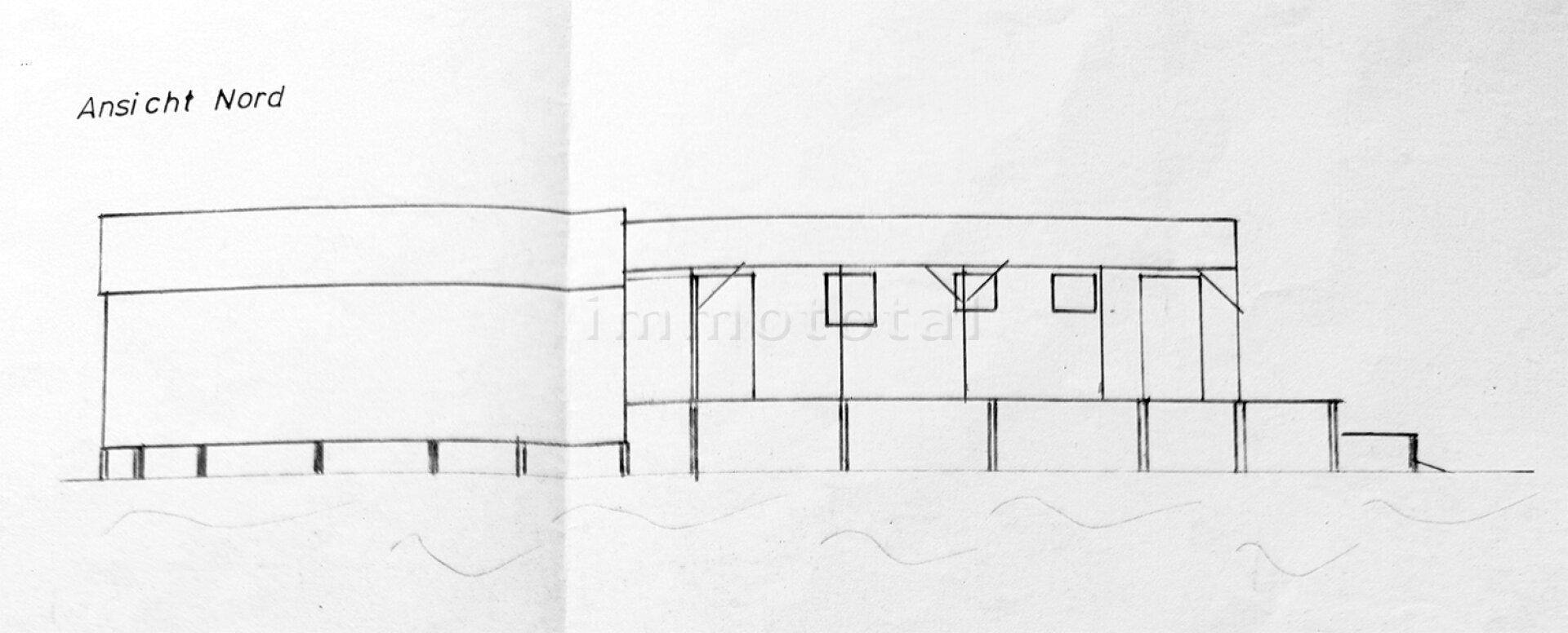 Architektonische Nordansicht des Gebäudes mit klaren Linien und mehreren Fensteröffnungen, auf einer erhöhten Plattform.