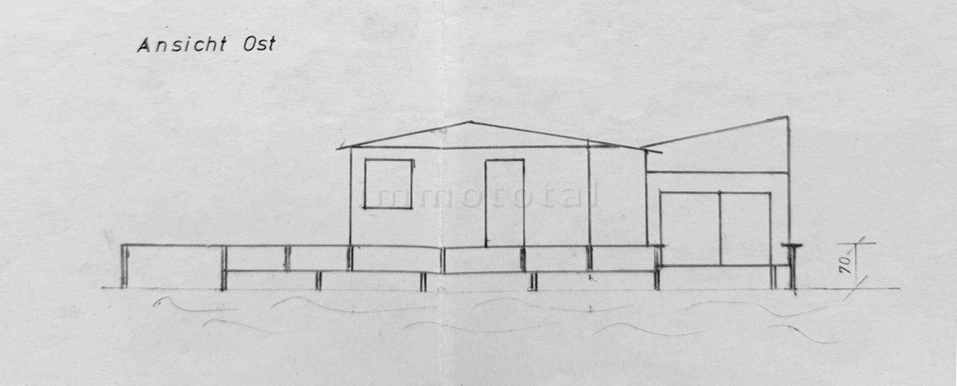Architektonische Ostansicht des Gebäudes mit Giebeldach, Pultdach und einer großen, erhöhten Terrasse.