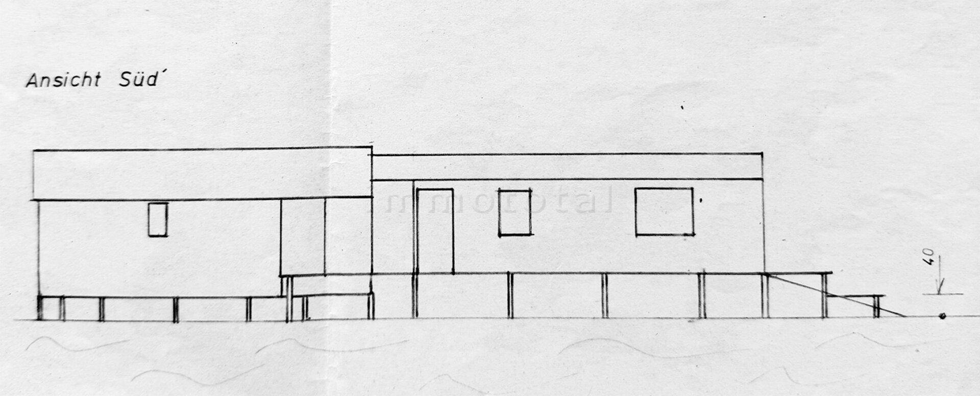 Architektonische Südansicht des Gebäudes mit mehreren Fenstern und einer durchgehenden, erhöhten Plattform.