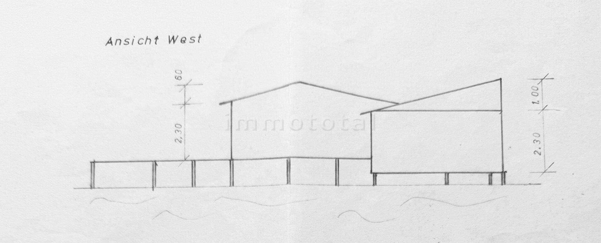 Architektonische Westansicht des Gebäudes mit unterschiedlichen Dachformen und einer erhöhten Terrasse.