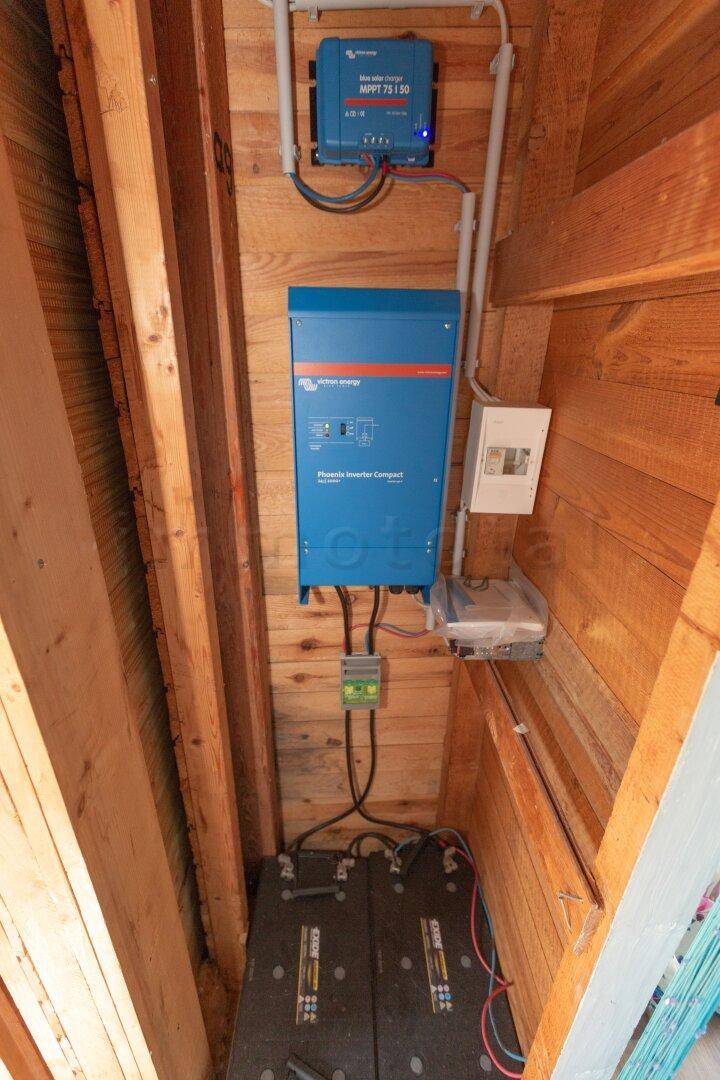 Technikraum mit Wechselrichtern und Batterien für die Stromversorgung des Hauses.