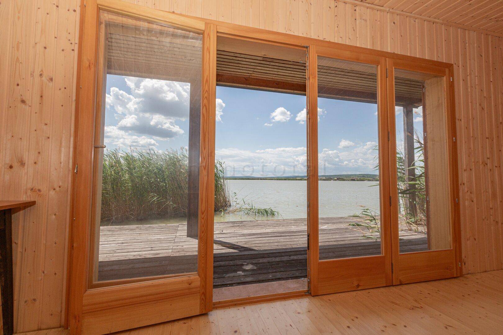 Nahezu neuwertige Flachdach-Seehütte in einzigartiger Südlage am offenen See - Mehr