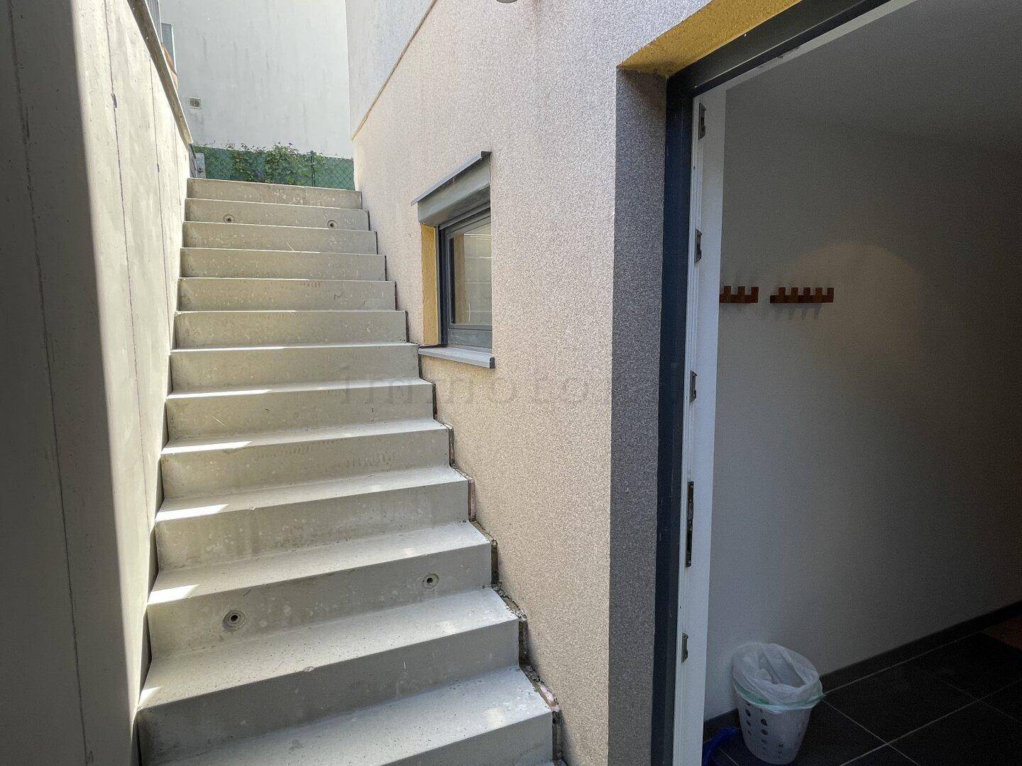 Außentreppe führt zum unteren Bereich des Hauses mit separatem Eingang.