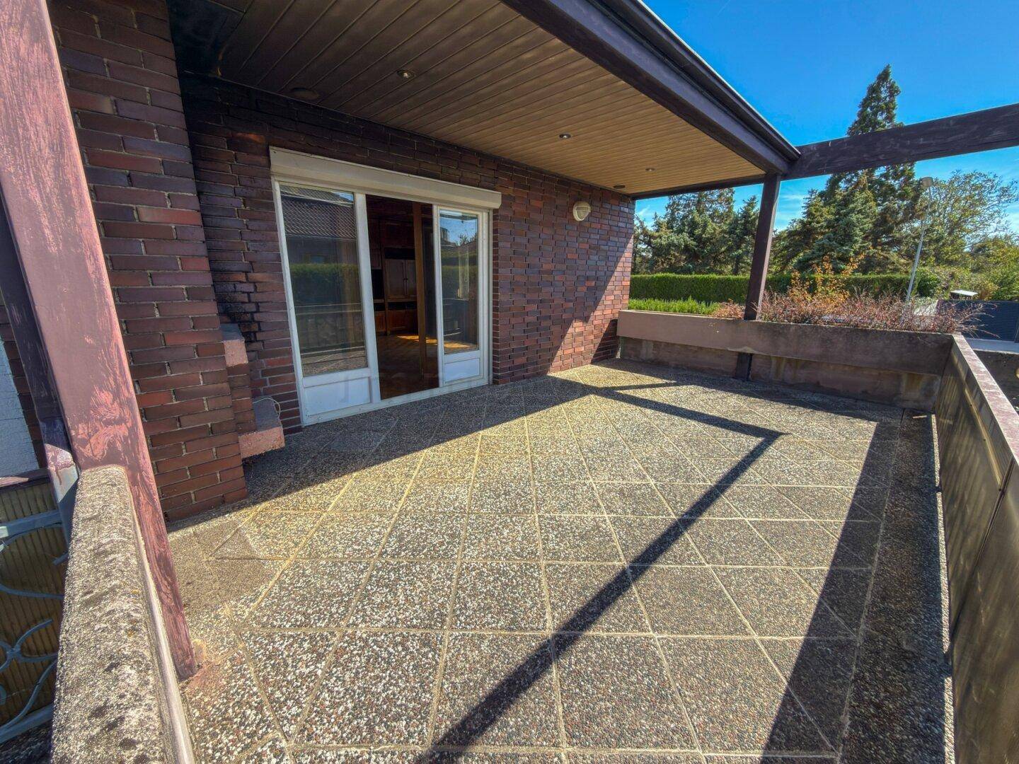 Geräumiger Balkon mit Fliesenboden und Zugang zum Innenbereich, sonnendurchflutet.