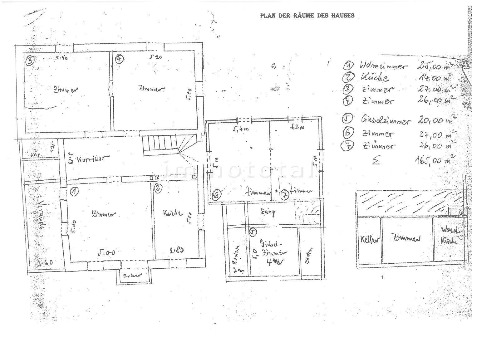 Handgezeichneter Grundriss mit Raumaufteilung und Flächenangaben.