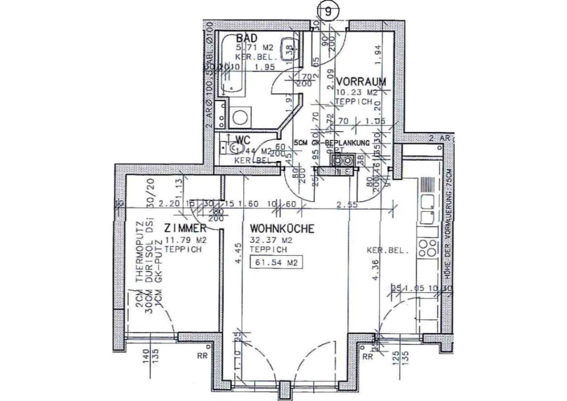 Grundriss einer Wohnung mit Wohnküche, Bad, WC, Zimmer und Vorraum, detailliert dargestellt.