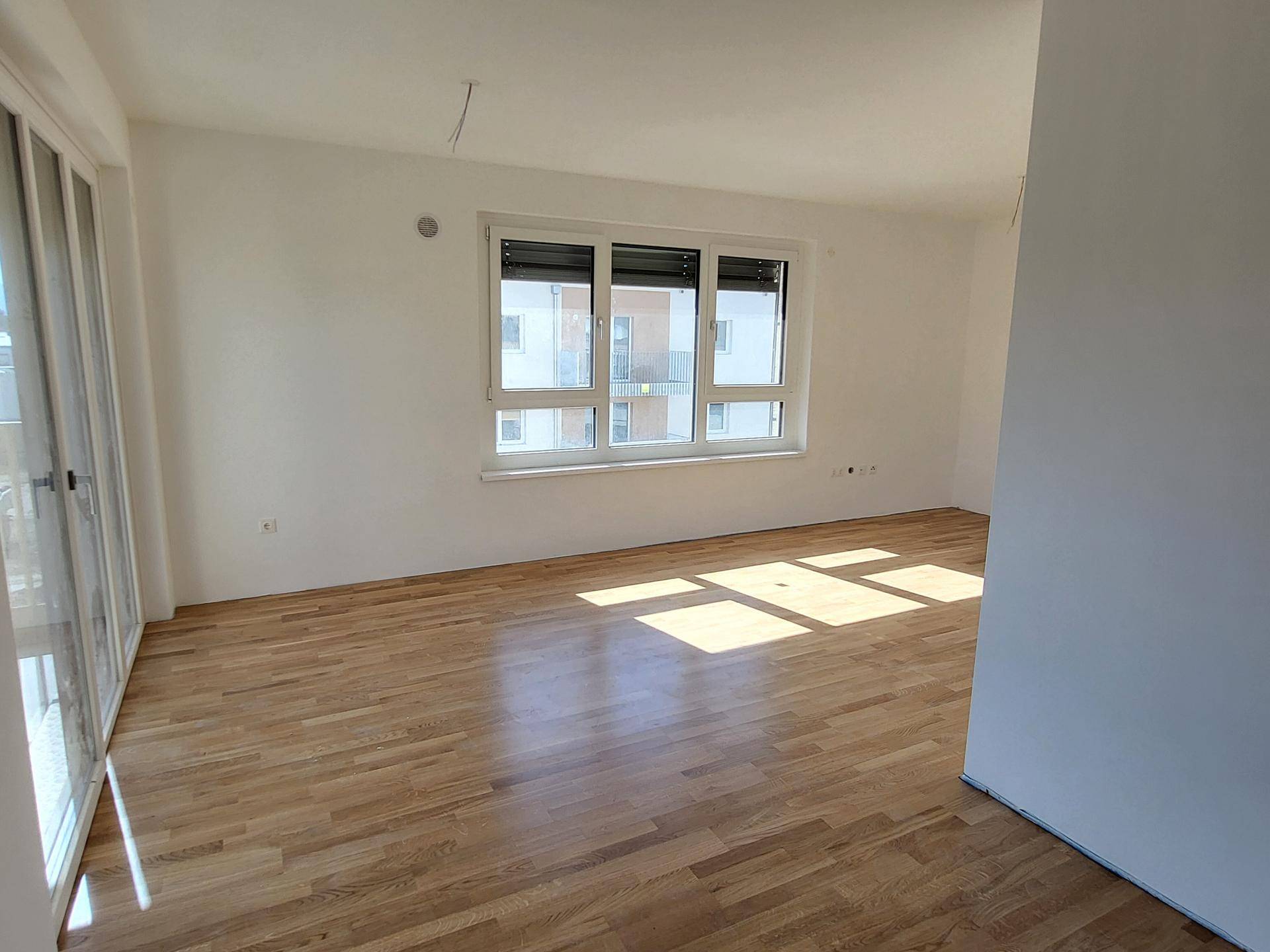 Blick von Wohnküche ins Wohnzimmer