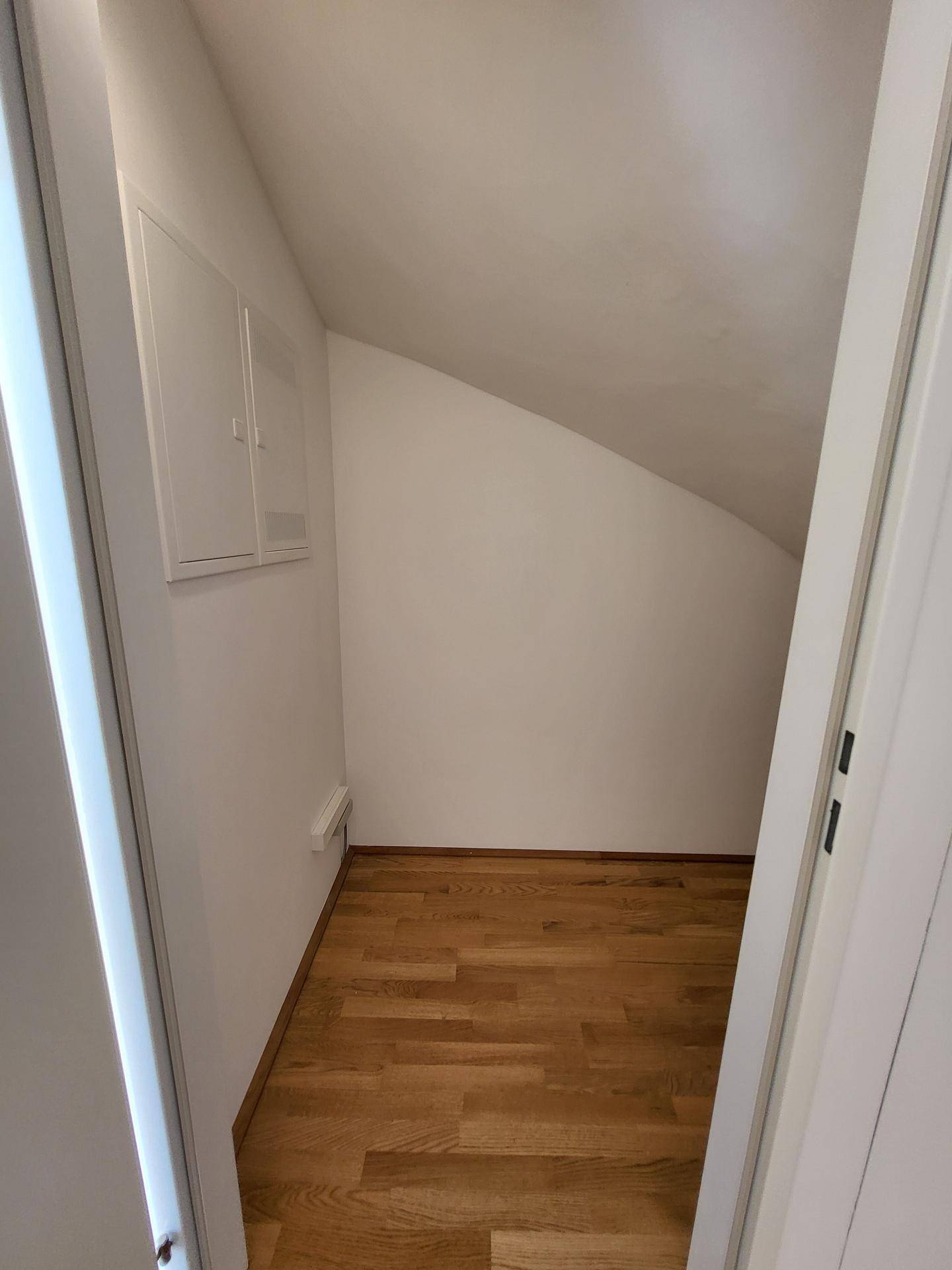 Abstellraum unter Treppe