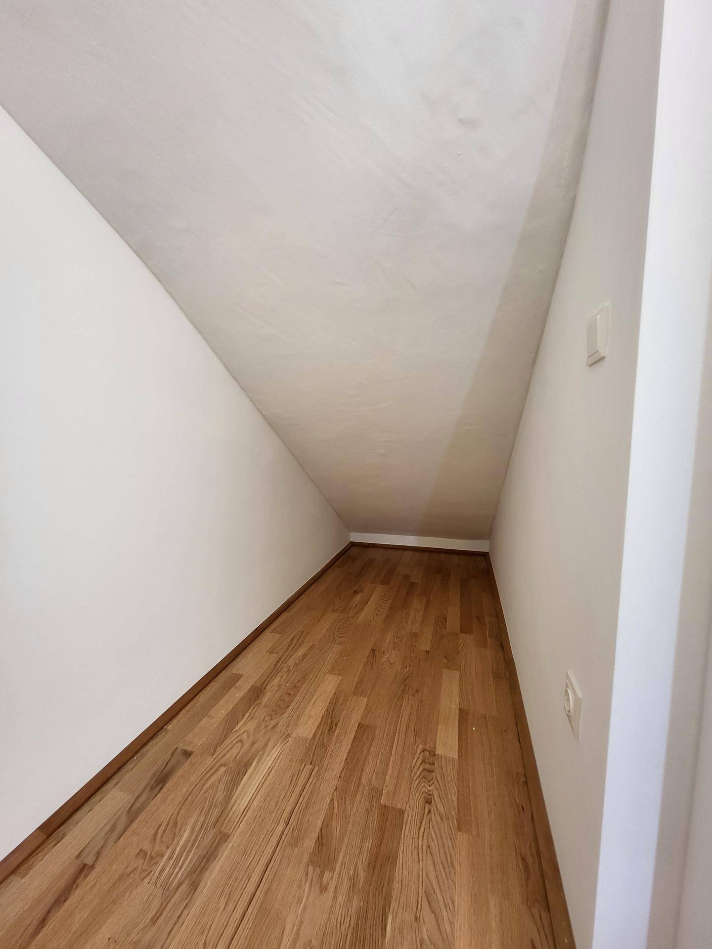 Abstellraum unter Treppe