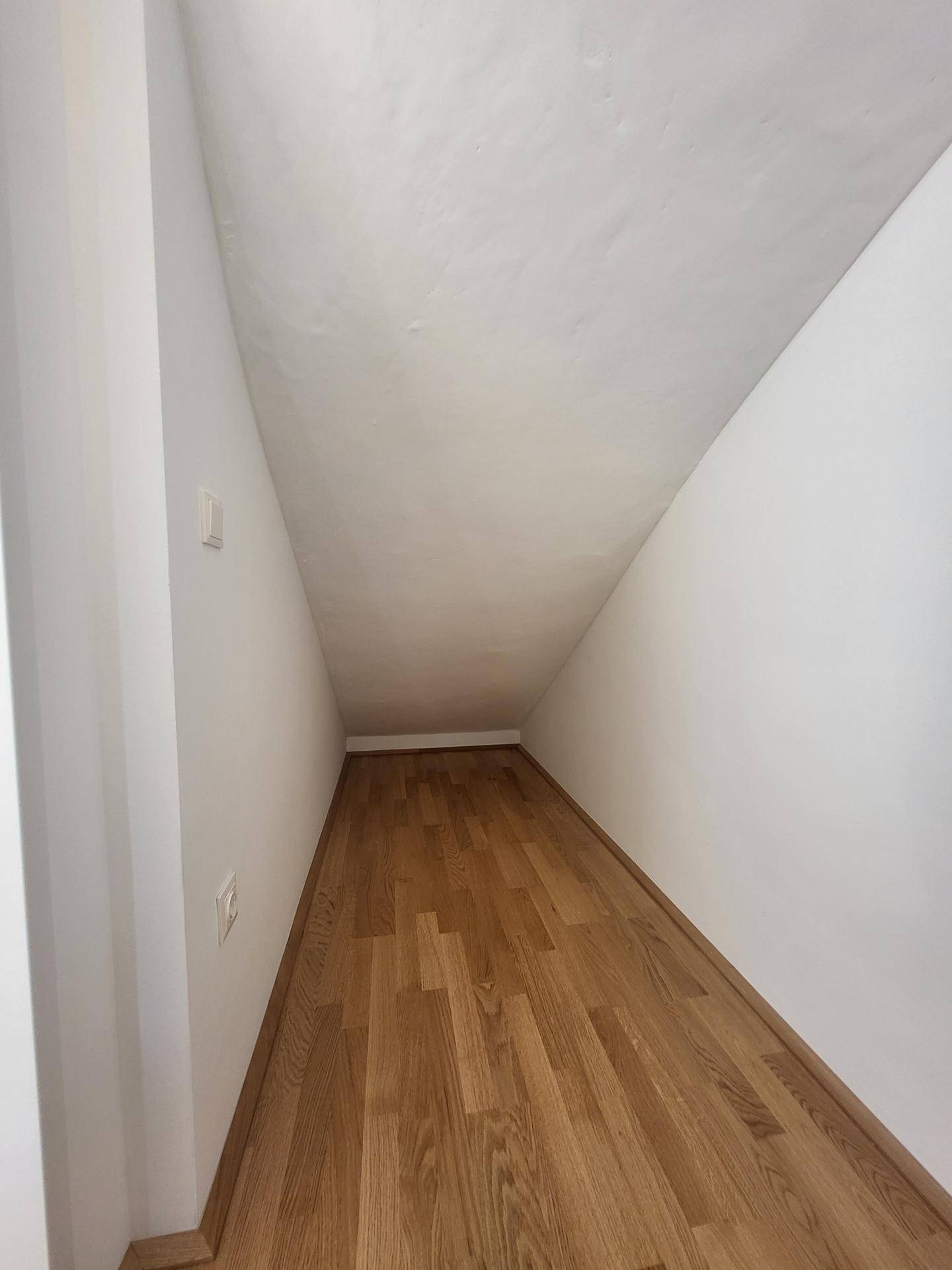 Abstellraum unter Treppe