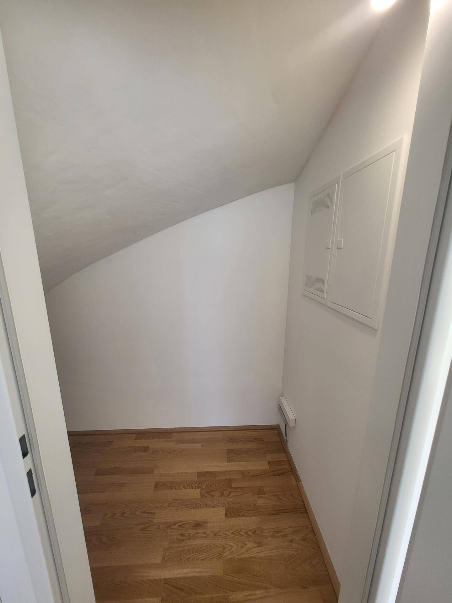Abstellraum unter Treppe