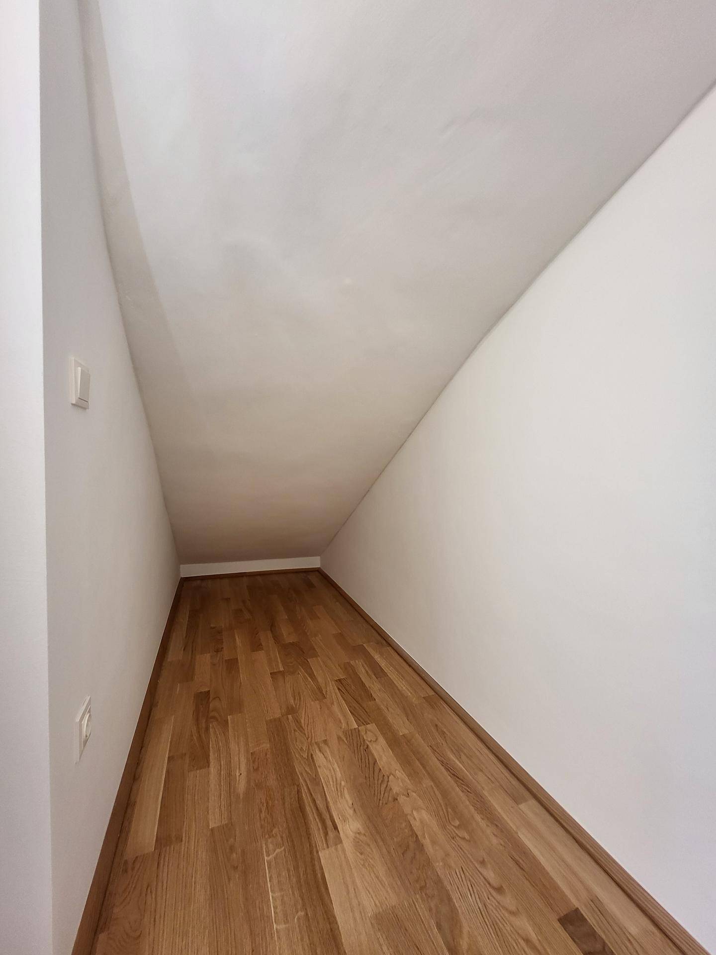 Abstellraum unter Treppe