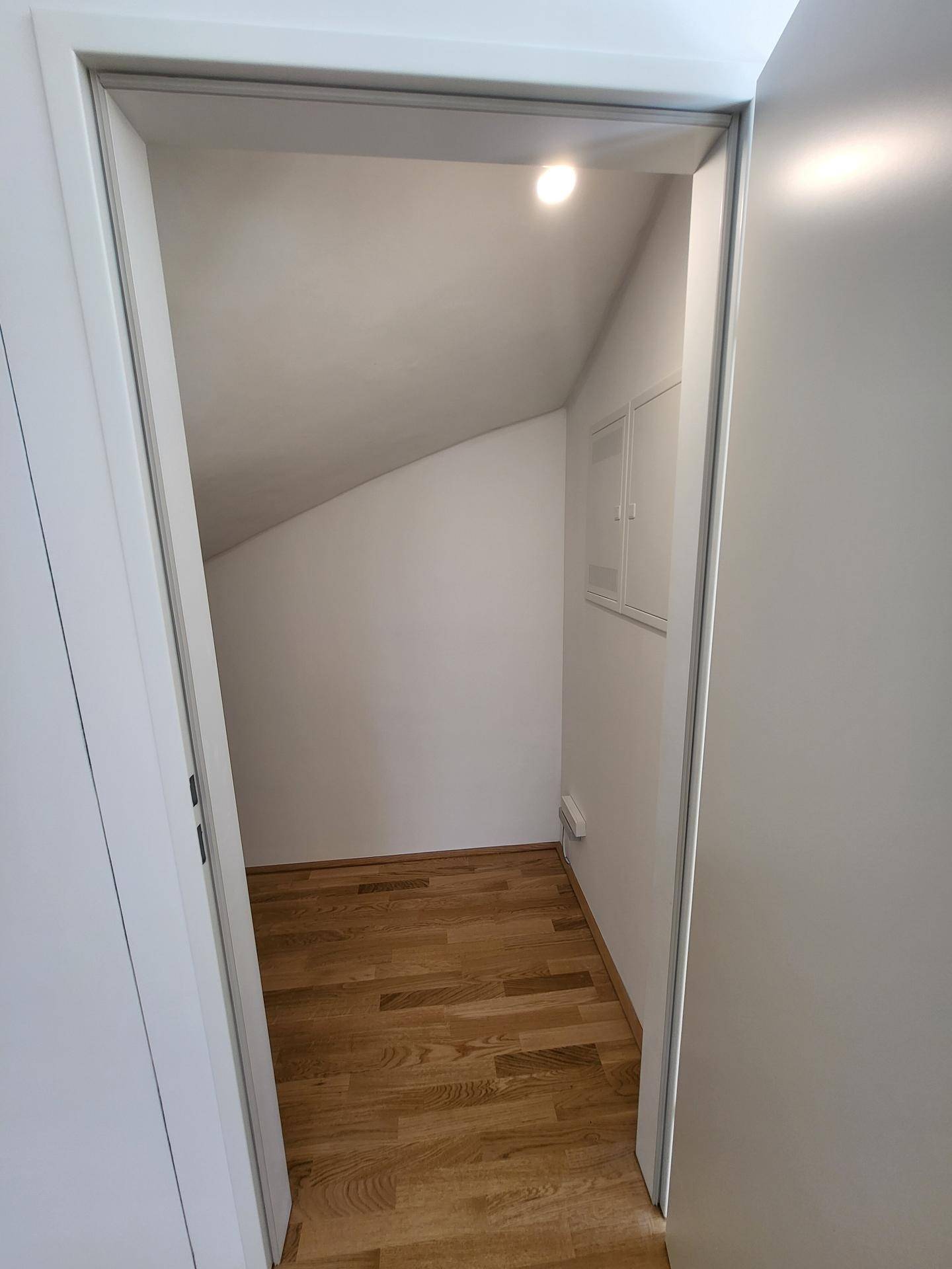 Abstellraum unter Treppe