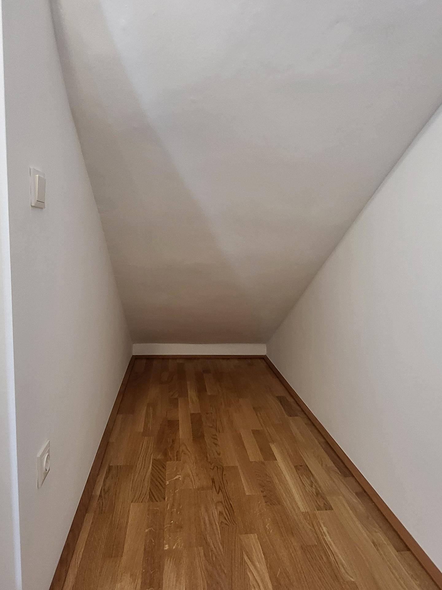Abstellraum unter Treppe