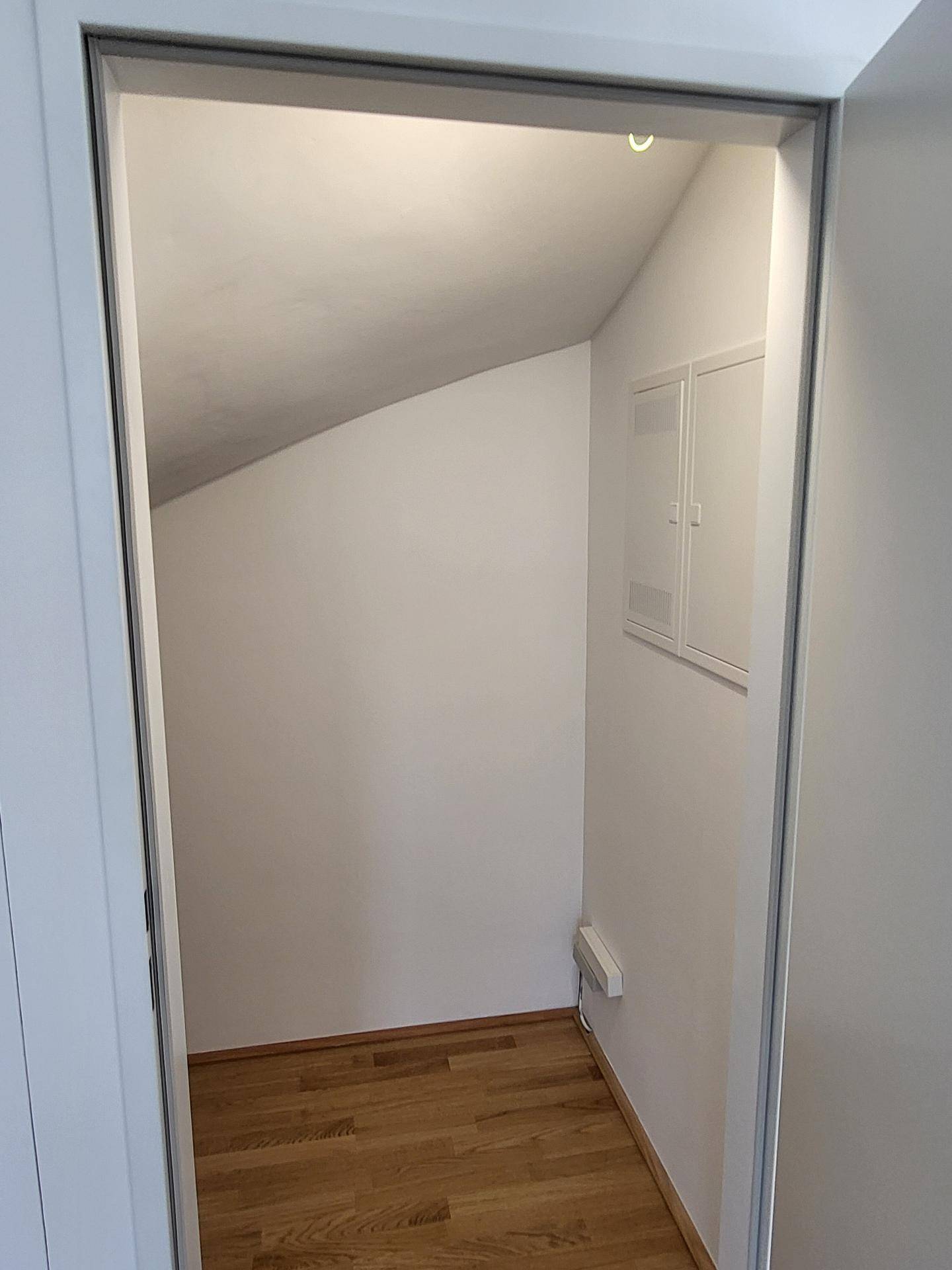 Abstellraum unter Treppe