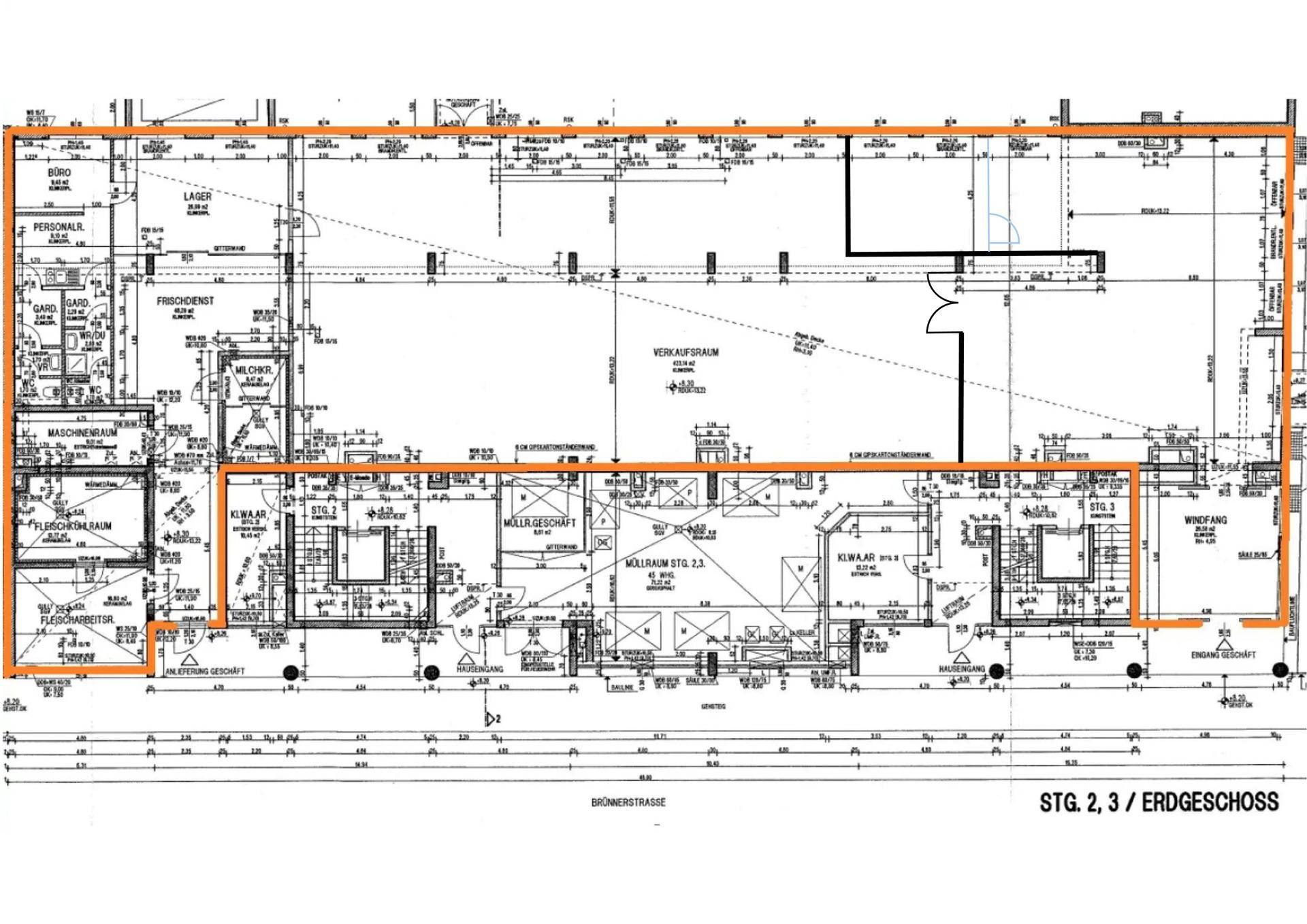 Detaillierter Grundriss des Erdgeschosses mit verschiedenen Funktionsbereichen und Zugang zu Außenbereichen.