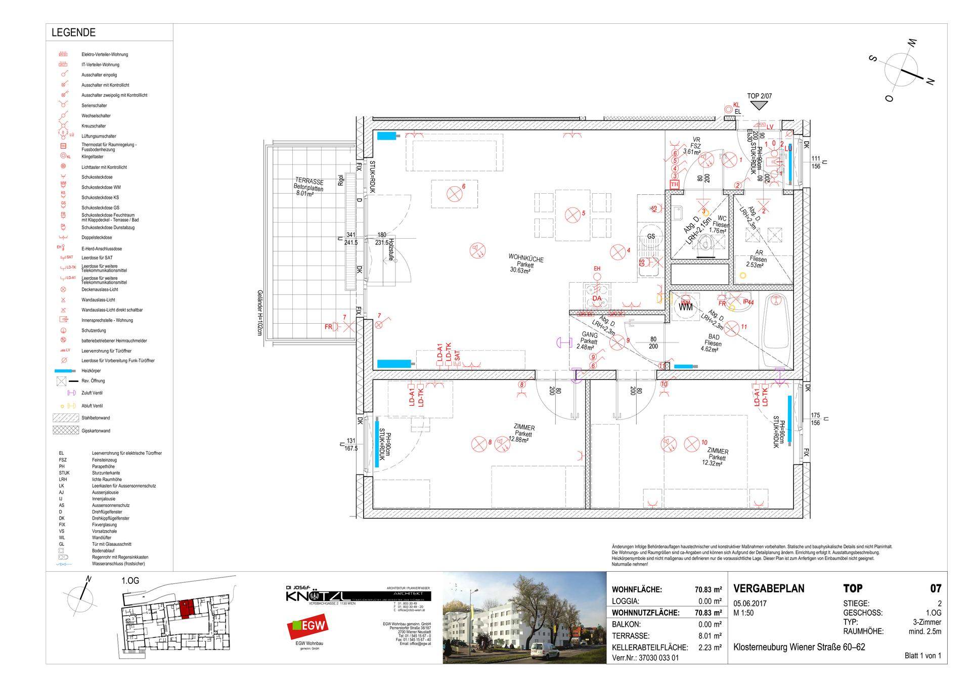 Grundriss einer Wohnung mit offenem Wohnbereich, Schlafzimmern, Bad, WC und Terrasse.