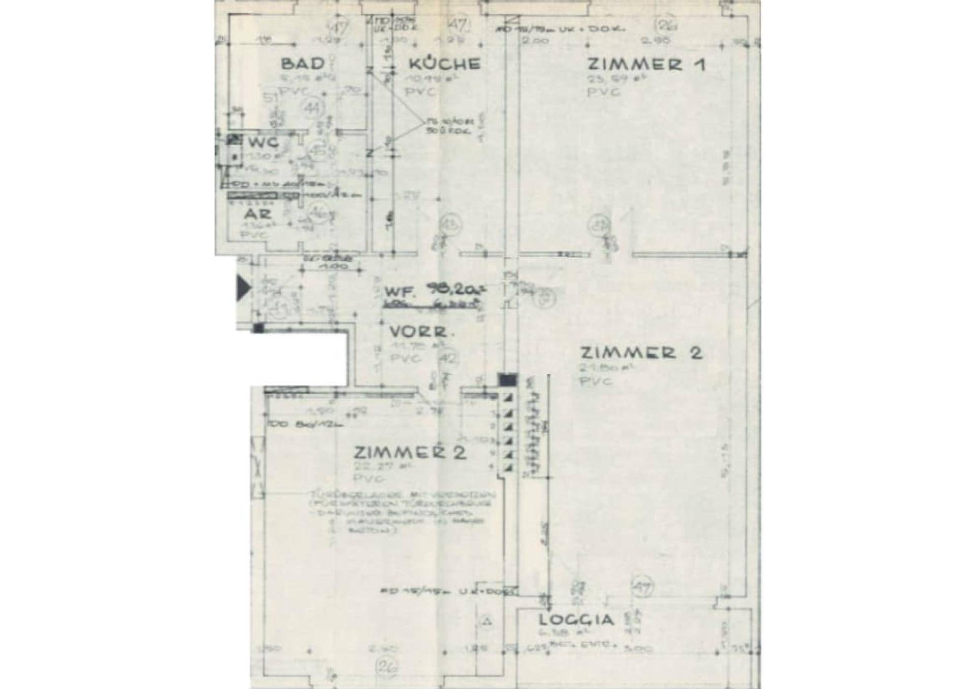 Detaillierter Grundriss einer Wohnung mit mehreren Zimmern, Küche, Bad, separatem WC und Loggia.