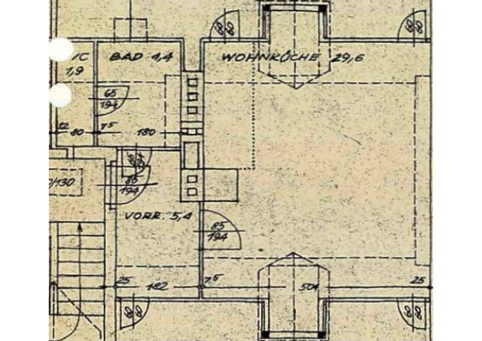 Historischer Grundriss mit Bad, Wohnküche und Vorraum, der die Raumaufteilung zeigt.