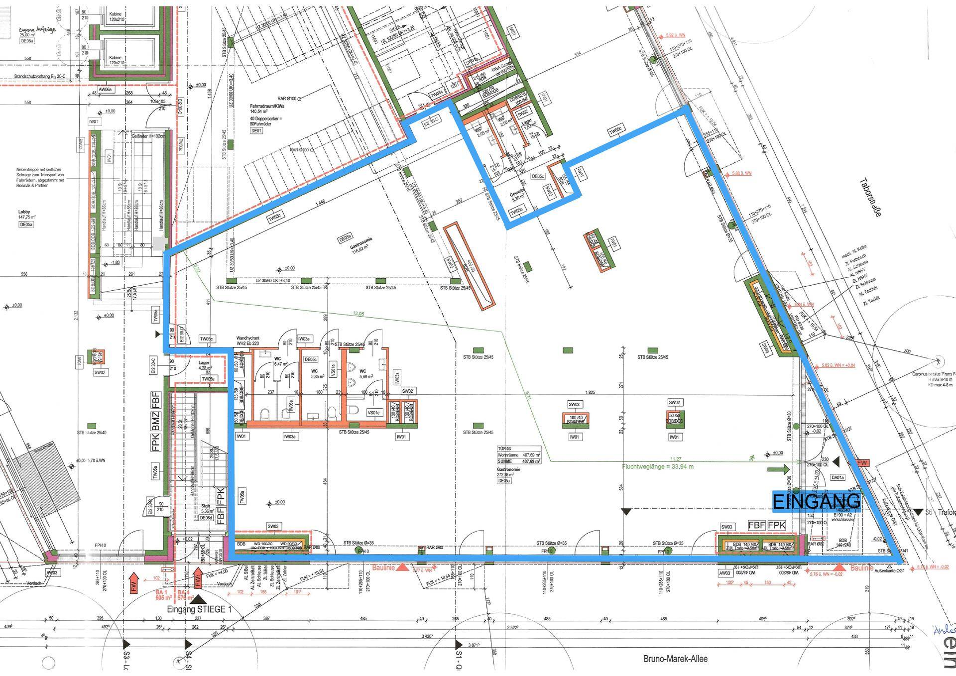 Detaillierter Grundriss mit blau hervorgehobener Fläche und verschiedenen Raumaufteilungen.