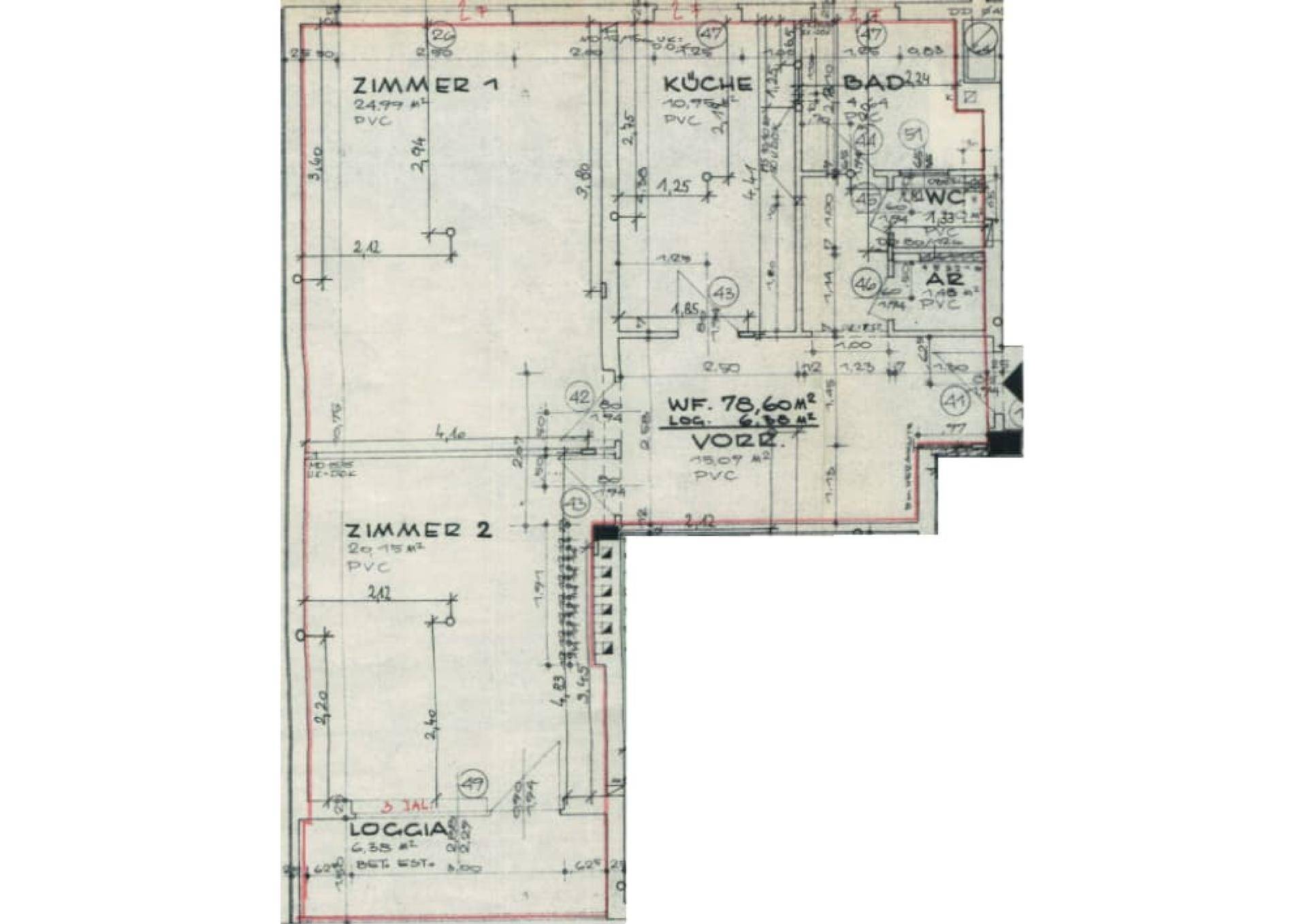 Handgezeichneter Grundriss einer Wohnung mit mehreren Zimmern, Küche und Bad.