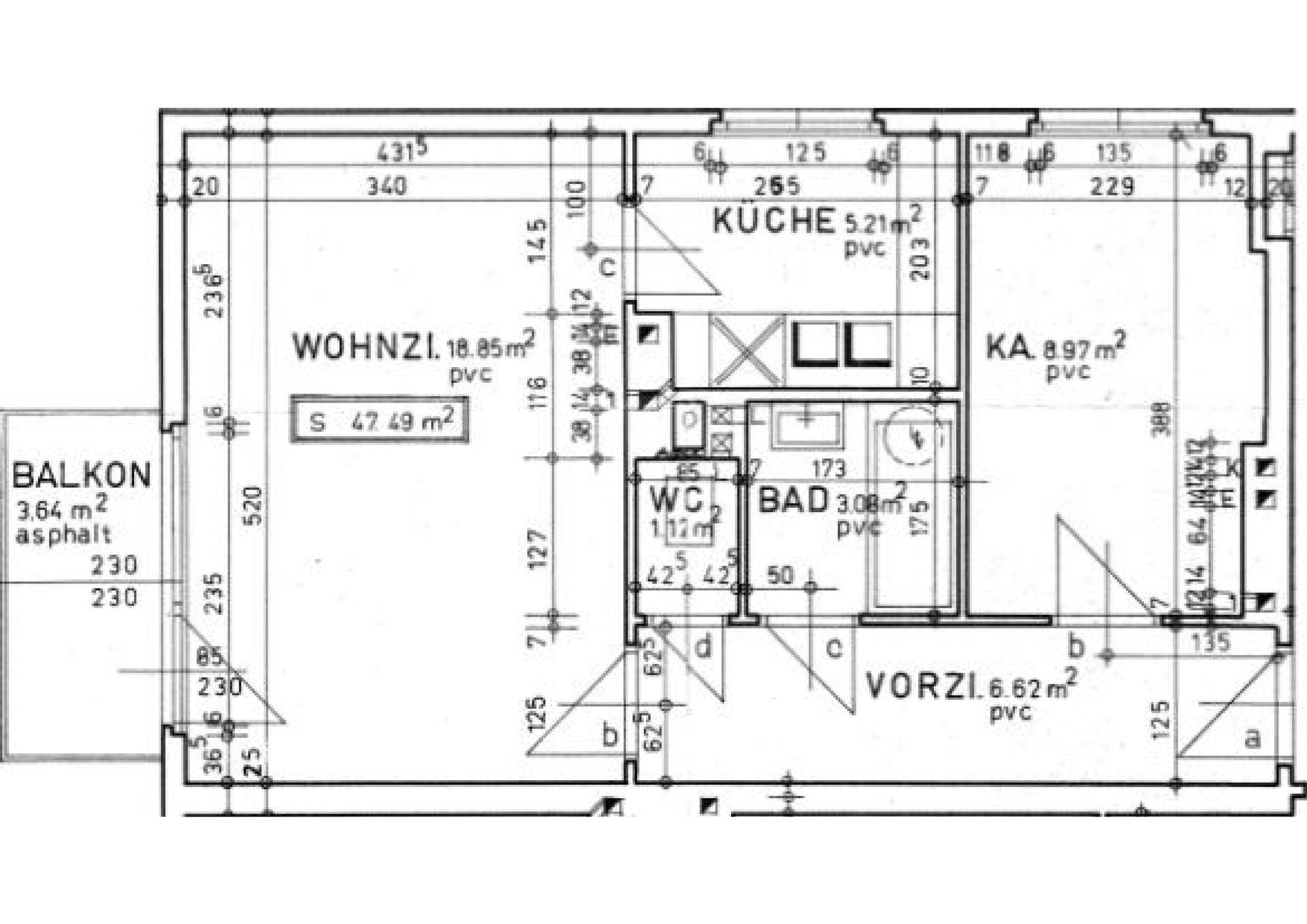 Grundriss einer Wohnung mit Wohnzimmer, separater Küche, Bad, WC und einem Balkon.