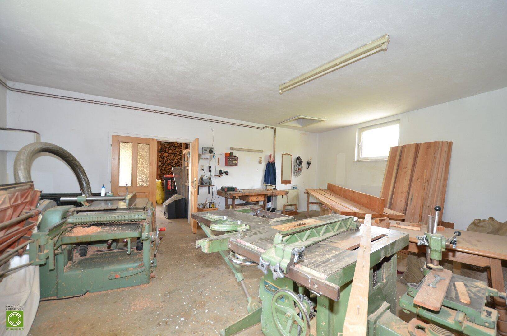 Helle Werkstatt mit vielfältigen Maschinen und Werkzeugen, ideal für handwerkliche Projekte.
