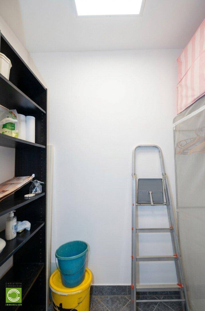 Kleiner Abstellraum mit Regalen, einer Leiter und einem Oberlicht für Tageslicht.