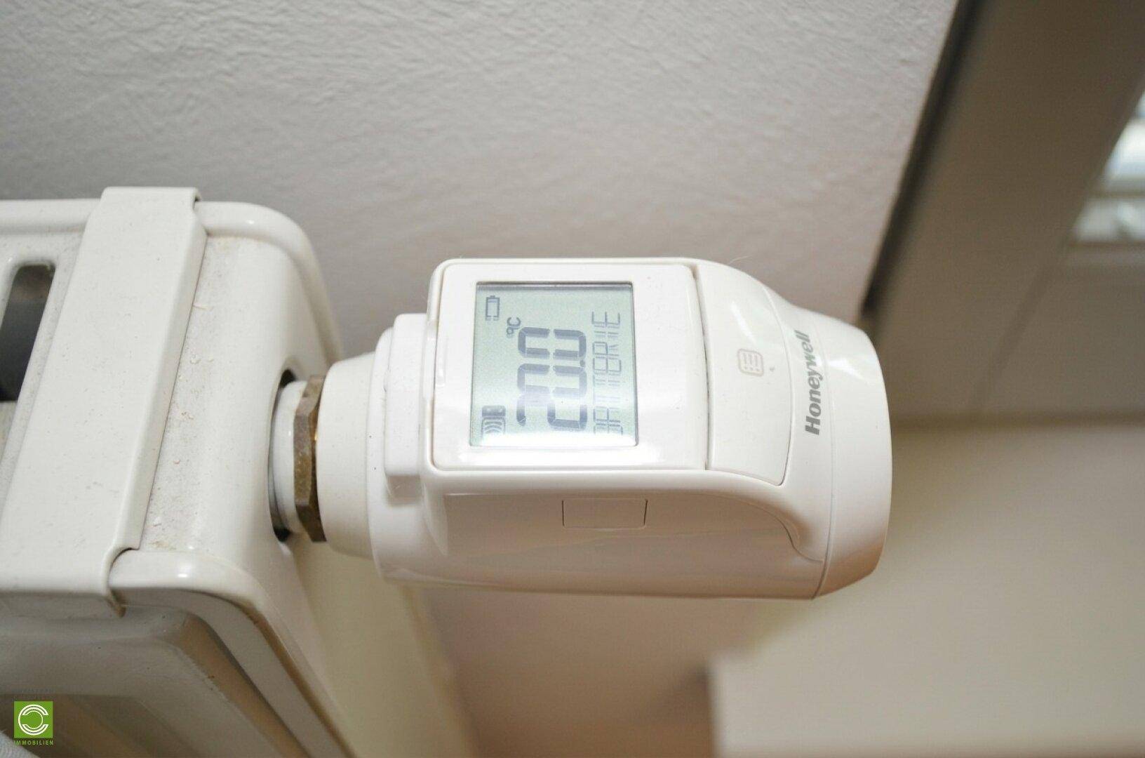 Nahaufnahme eines modernen digitalen Thermostats an einem Heizkörper.