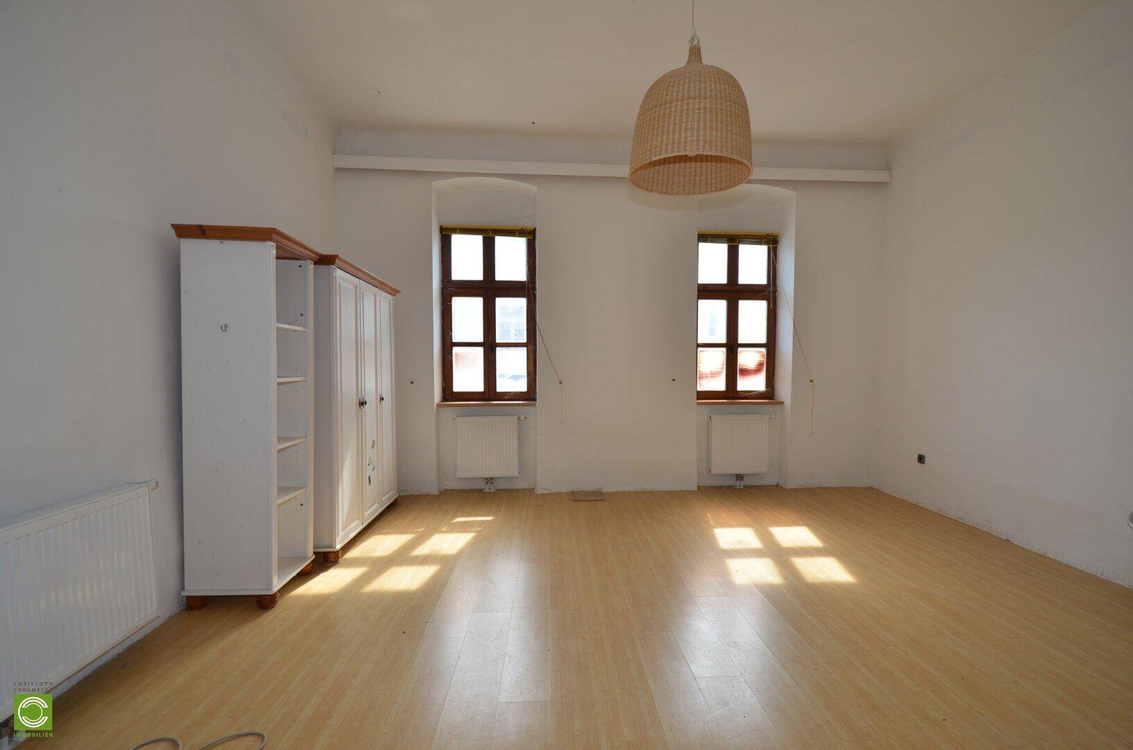Heller, leerer Raum mit hellem Holzboden und weißen Wänden, ideal für neue Gestaltung.
