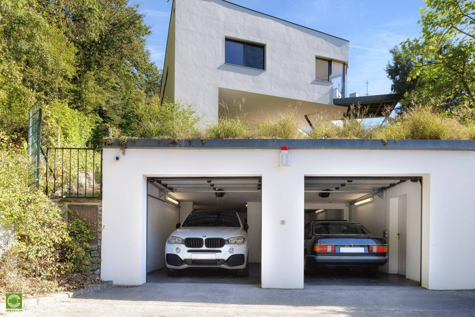 Geräumige Doppelgarage mit zwei Stellplätzen und direktem Zugang zum modernen Wohnhaus.