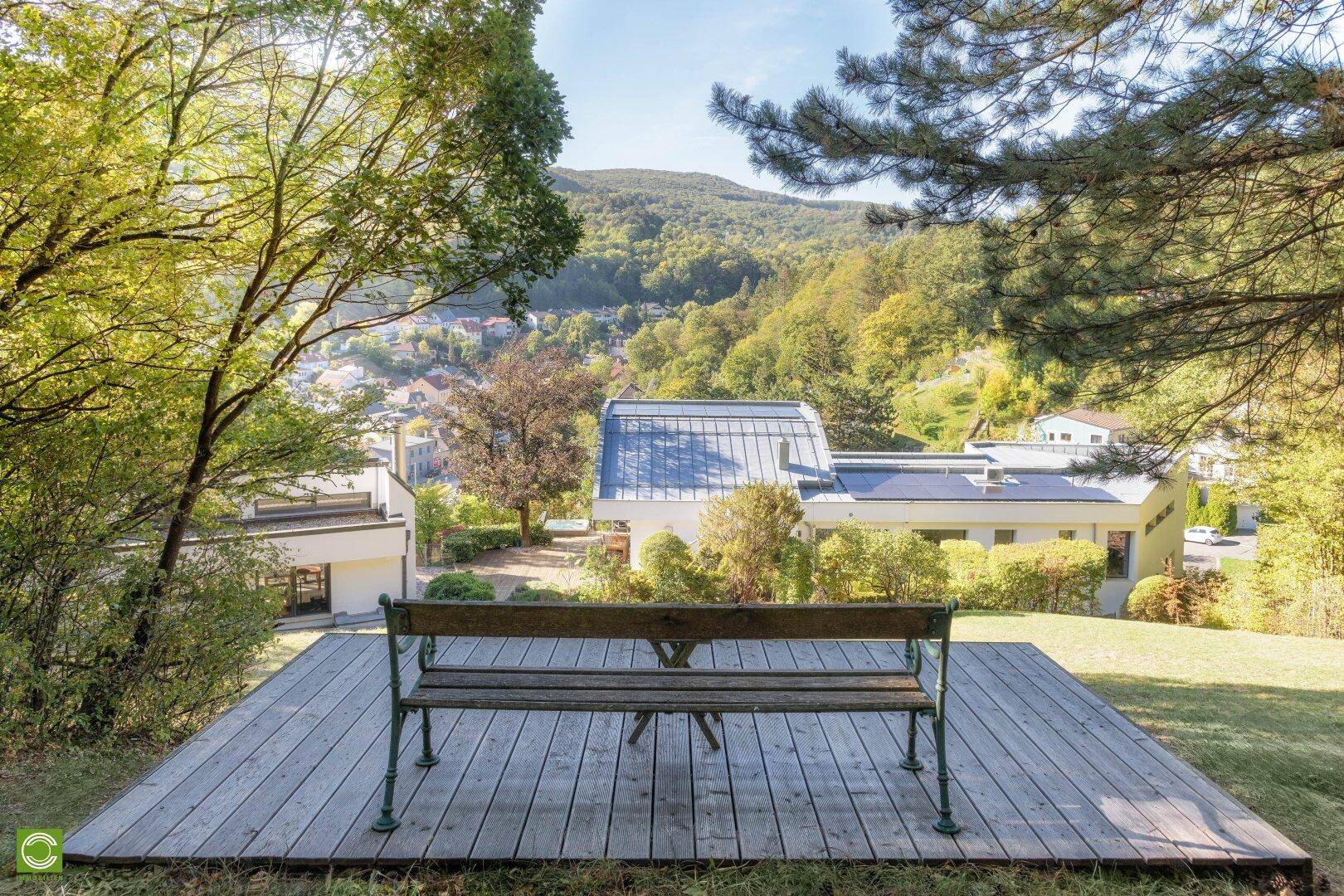 Aussichtsplattform im Garten mit Holzbank, bietet einen weiten Blick über das Anwesen und die Umgebung.