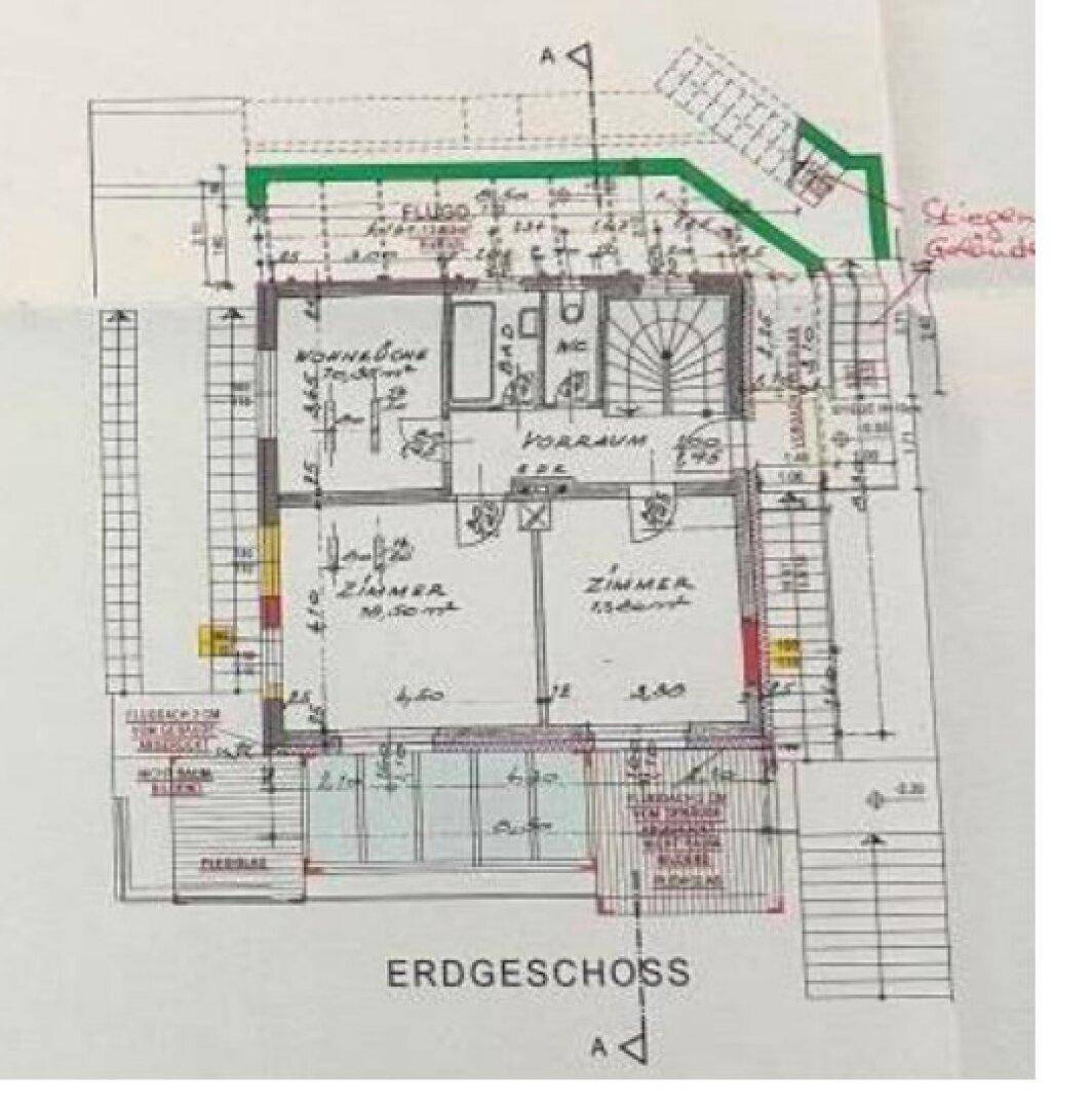 Grundriss des Erdgeschosses mit Wohnküche, Zimmern und Zugang zu einem Außenbereich.